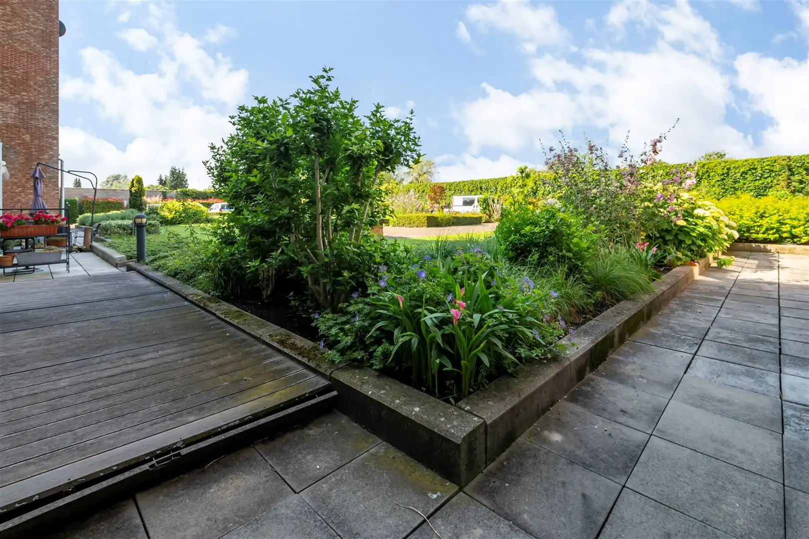 Centraal gelegen zeer ruim commercieel pand met 5 parkeerplaatsen foto 15