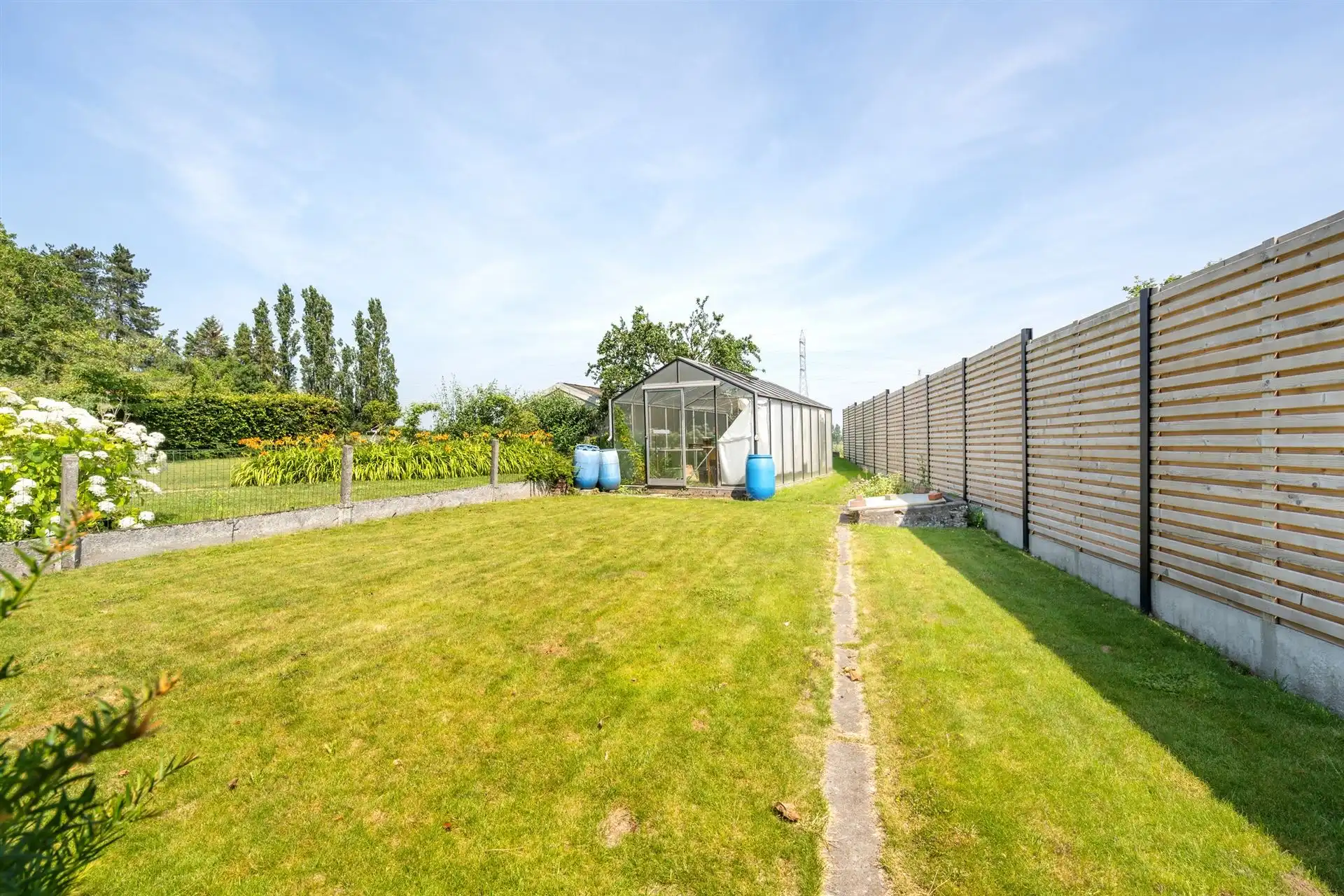 Ruime gezinswoning met garage in landelijke omgeving foto 7