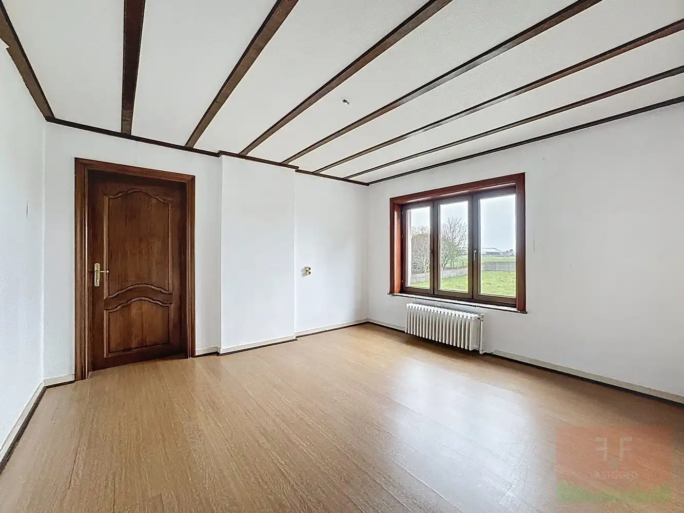 Ruime eengezinswoning met 4 slaapkamers, garage en mooie tuin foto 16