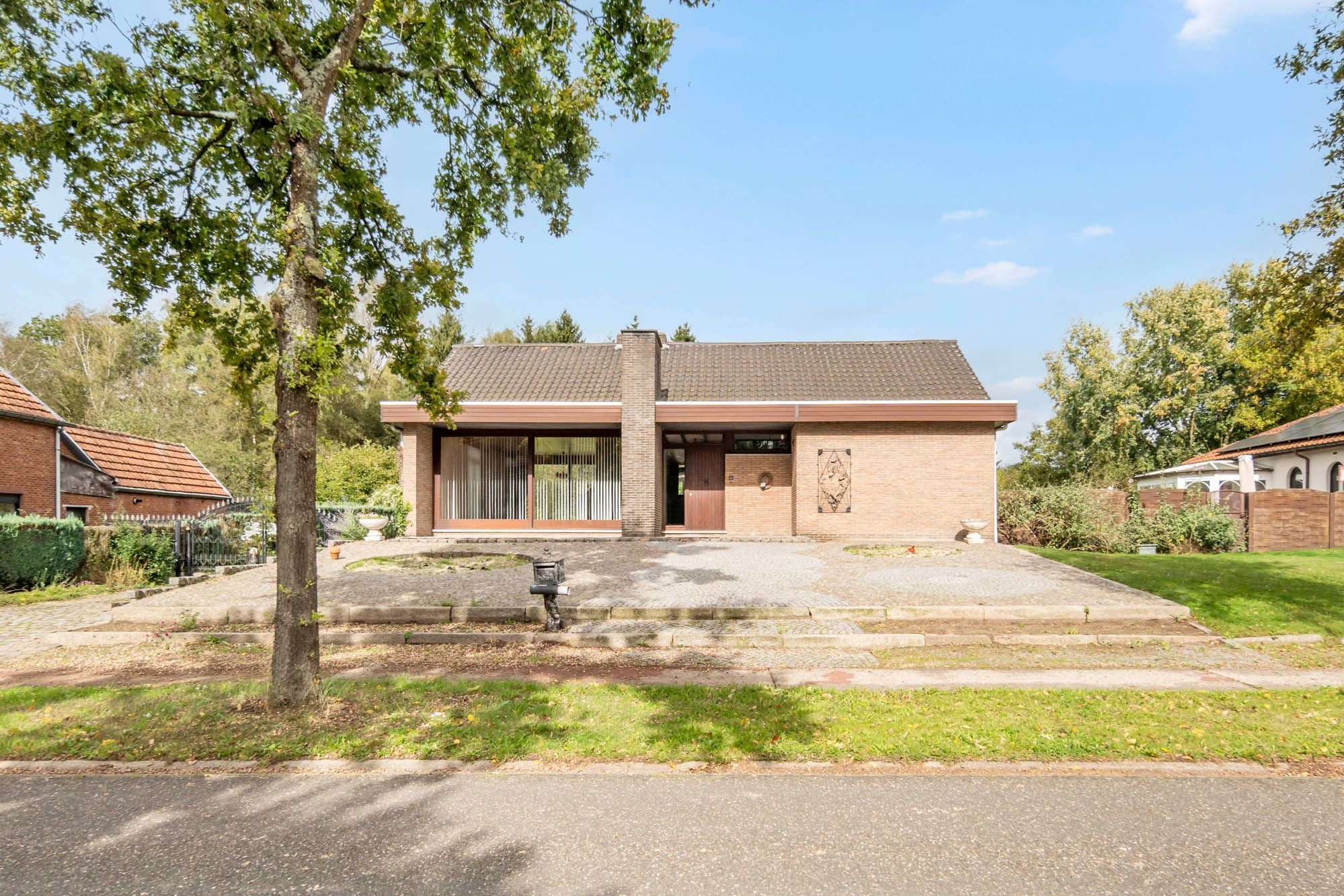 Groen gelegen bungalow op een ruim perceel van 1.754m². foto 3