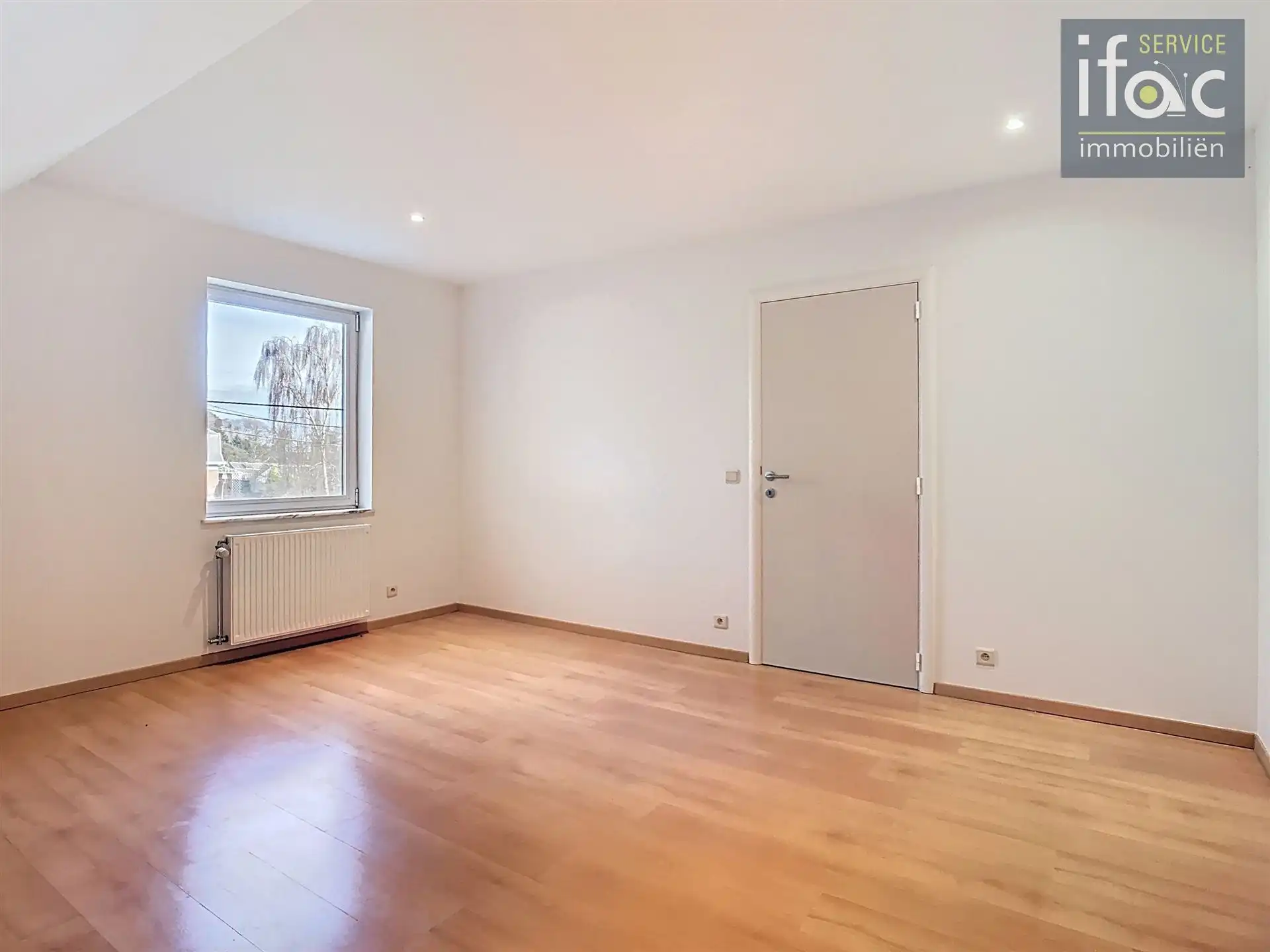 Villa met 4 slaapkamers, 2 badkamers, tuin en garages foto 15