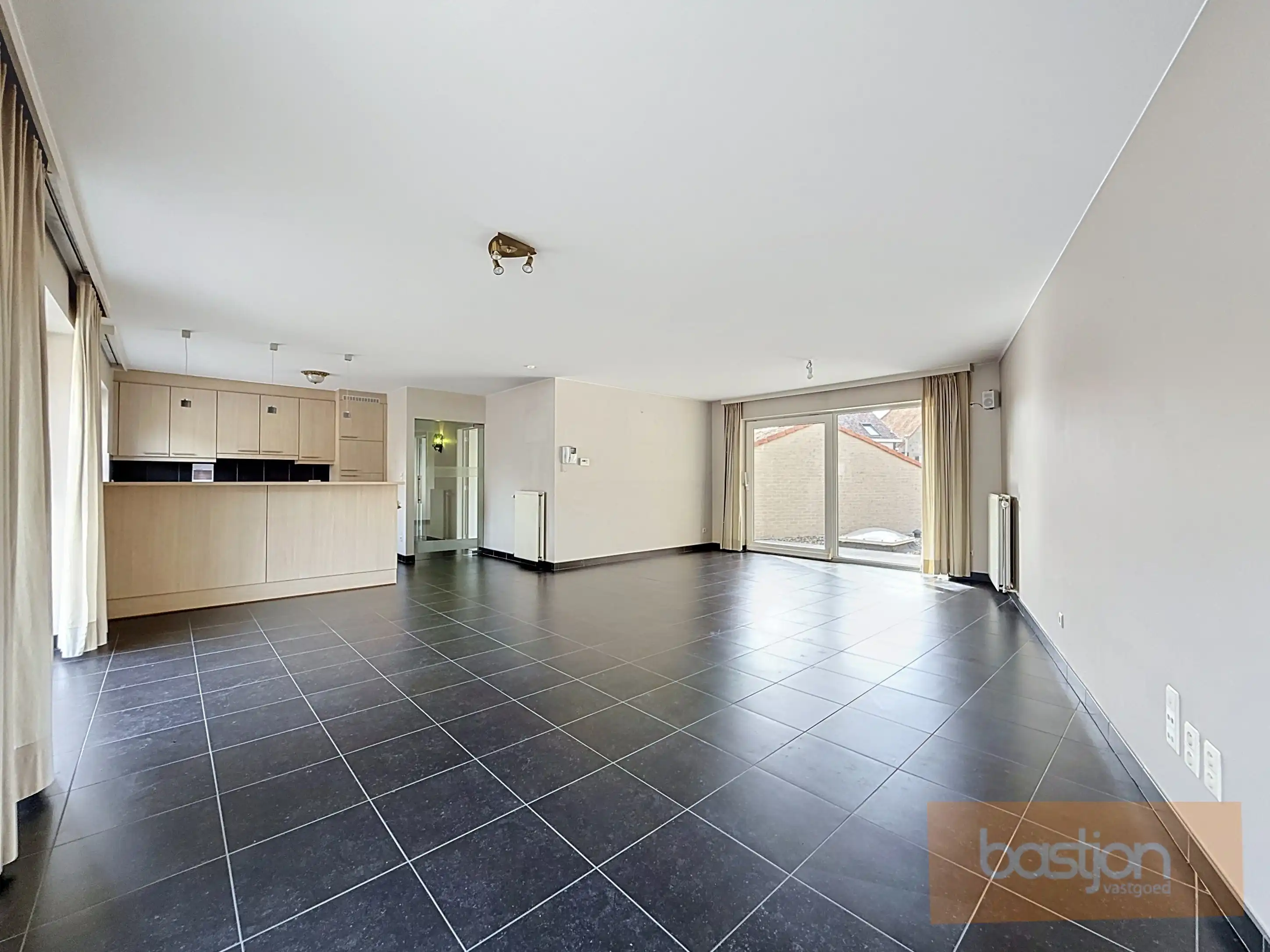 Lichtrijk appartement met terras en garage op Markeplaats foto 3
