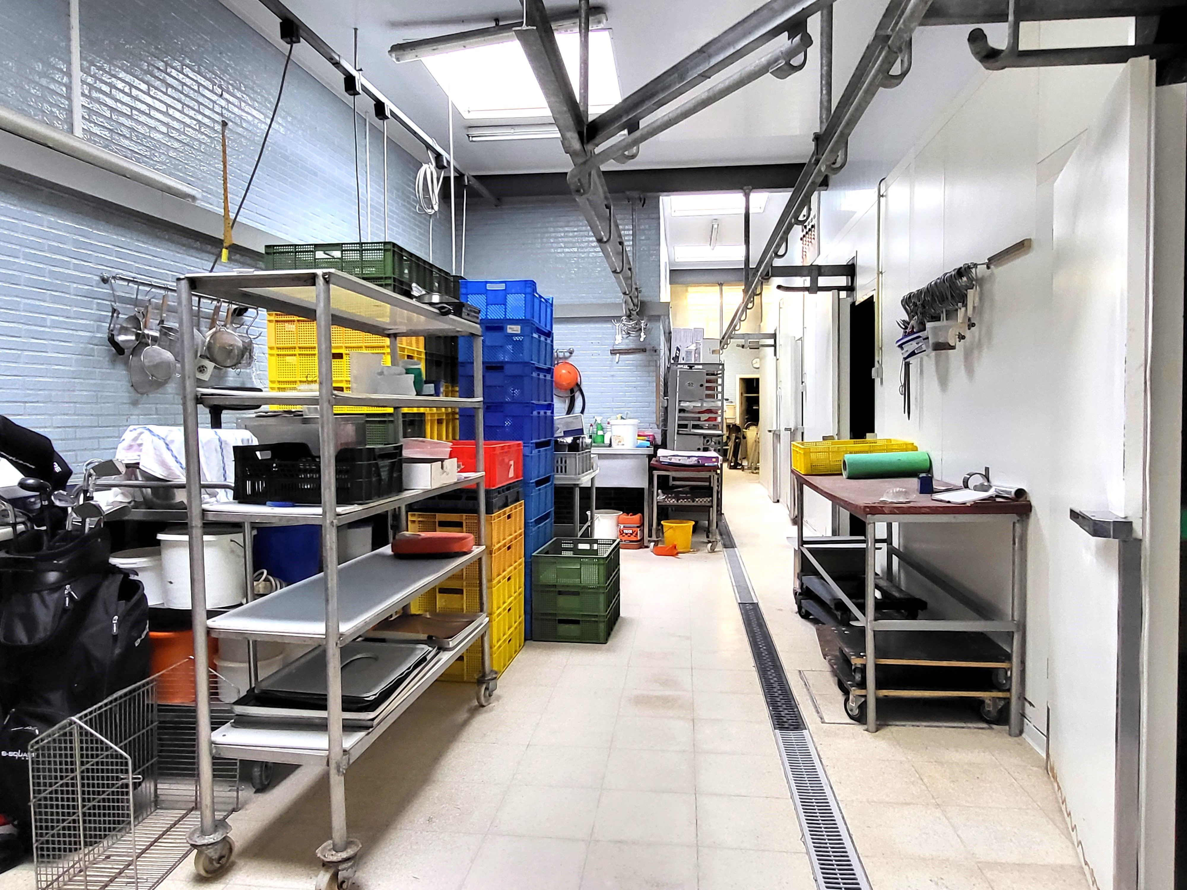 Dit veelzijdige pand met een grondoppervlakte van 240 m² combineert een ruime commerciële gelijkvloerse verdieping met een comfortabel appartement op de eerste verdieping. foto 23