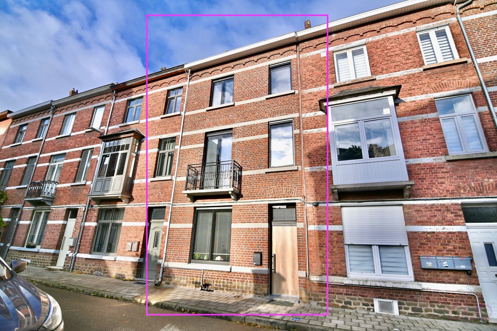 Instapklare herenwoning in het hartje van Sint-Truiden met 4 slaapkamers foto {{pictureIndex}}