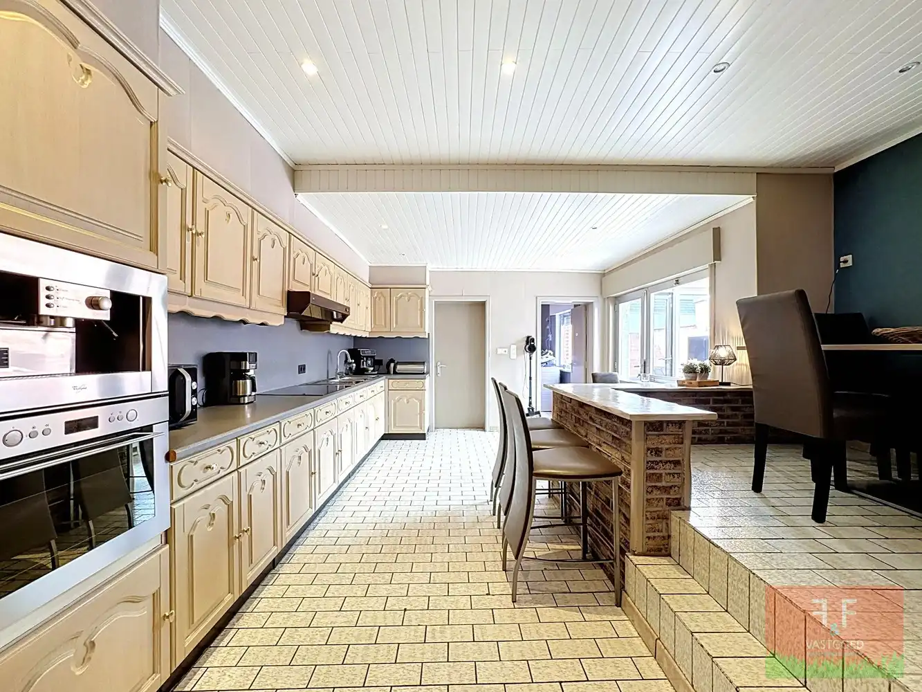 Halfopen bebouwing met 5 slaapkamers, ruime garage en grote tuin te Bavegem foto 6