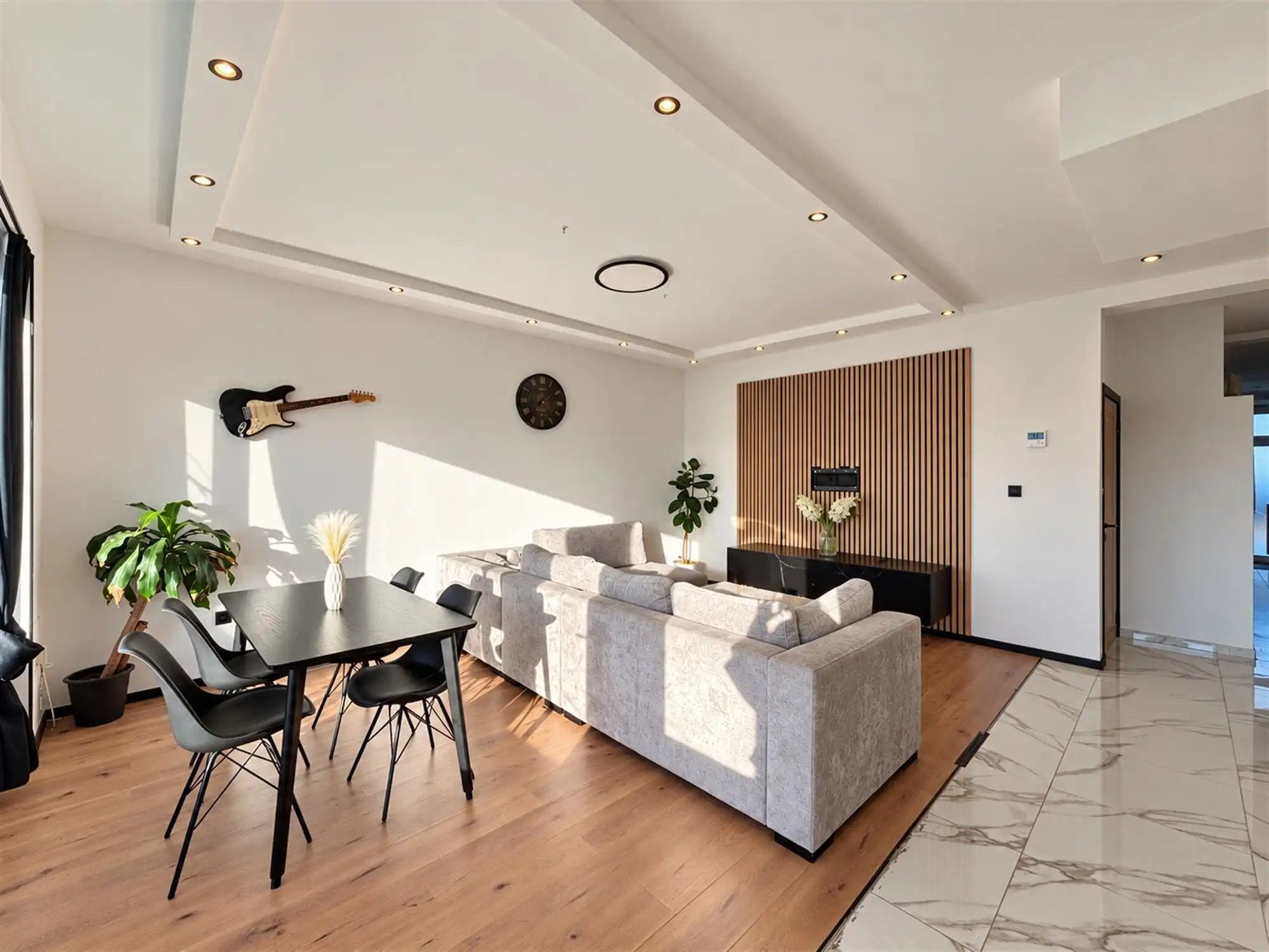Stijlvol gemeubeld appartement met groot terras aan de Noorderlaan  foto 3