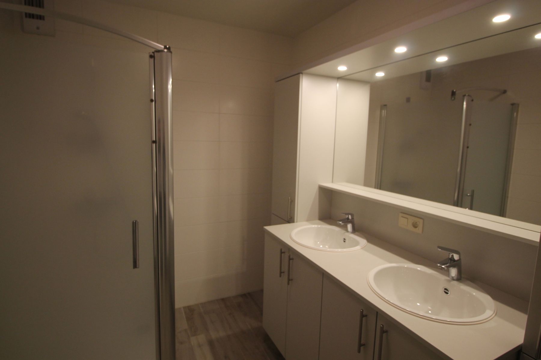 Een appartement op de benedenverdieping met 2 slaapkamers, ruim terras en carport. foto 7