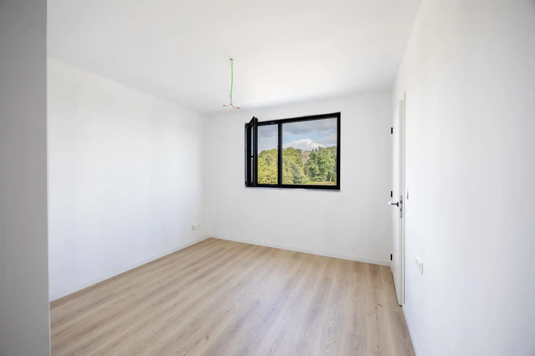Moderne BEN-woning met zicht op groen foto 17