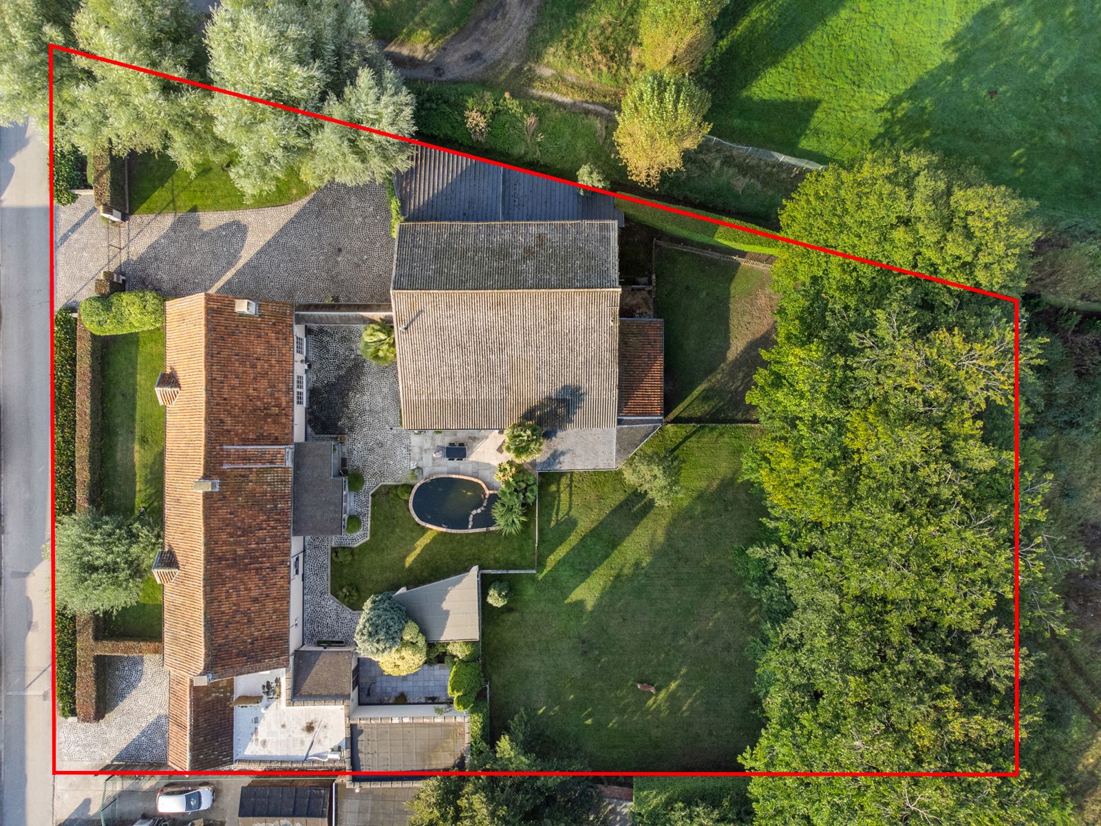 Gerenoveerde hoevewoning met praktijk en paardenstallen.  foto 49