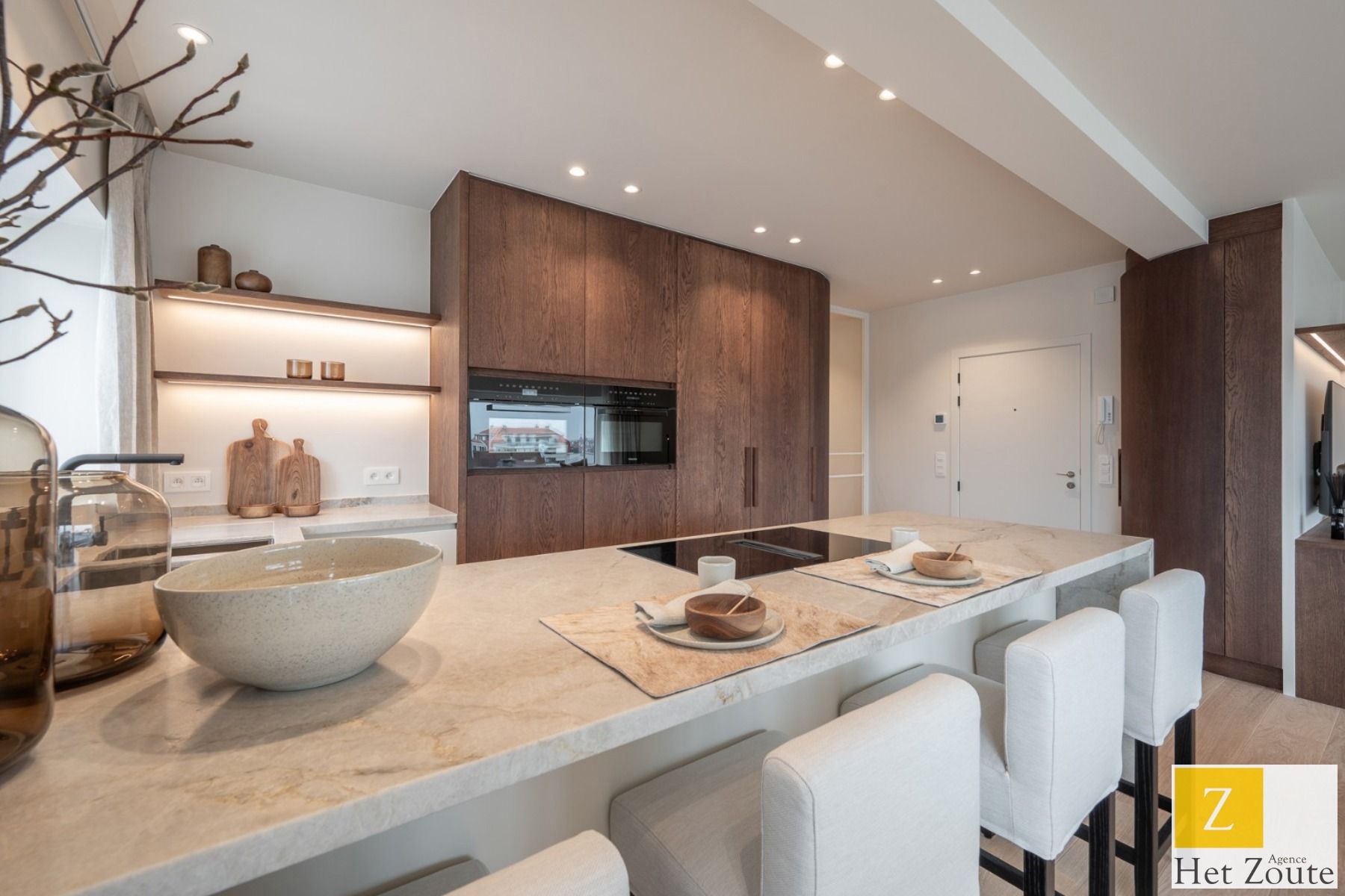Instapklaar hoekappartement exclusief meubels op toplocatie foto {{pictureIndex}}