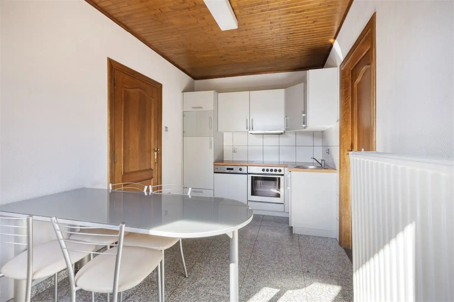 Vrijstaande woning met 3 slaapkamers, ruime tuin en garages op een riant perceel van 9a18ca, rustig gelegen nabij het centrum van Maaseik.  foto 9