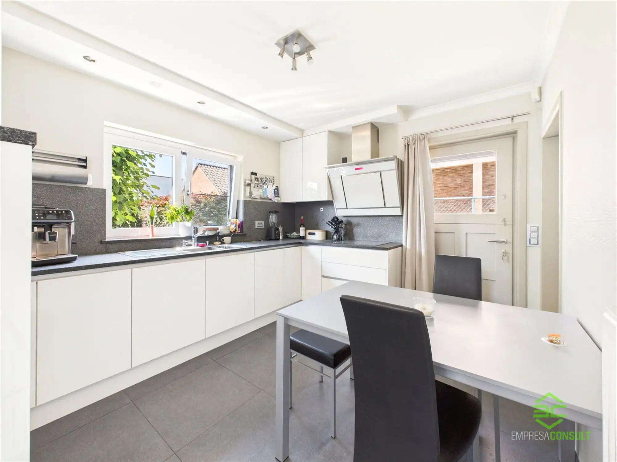 Instapklare gezinswoning met 3 slpk in Linkhout! foto 9