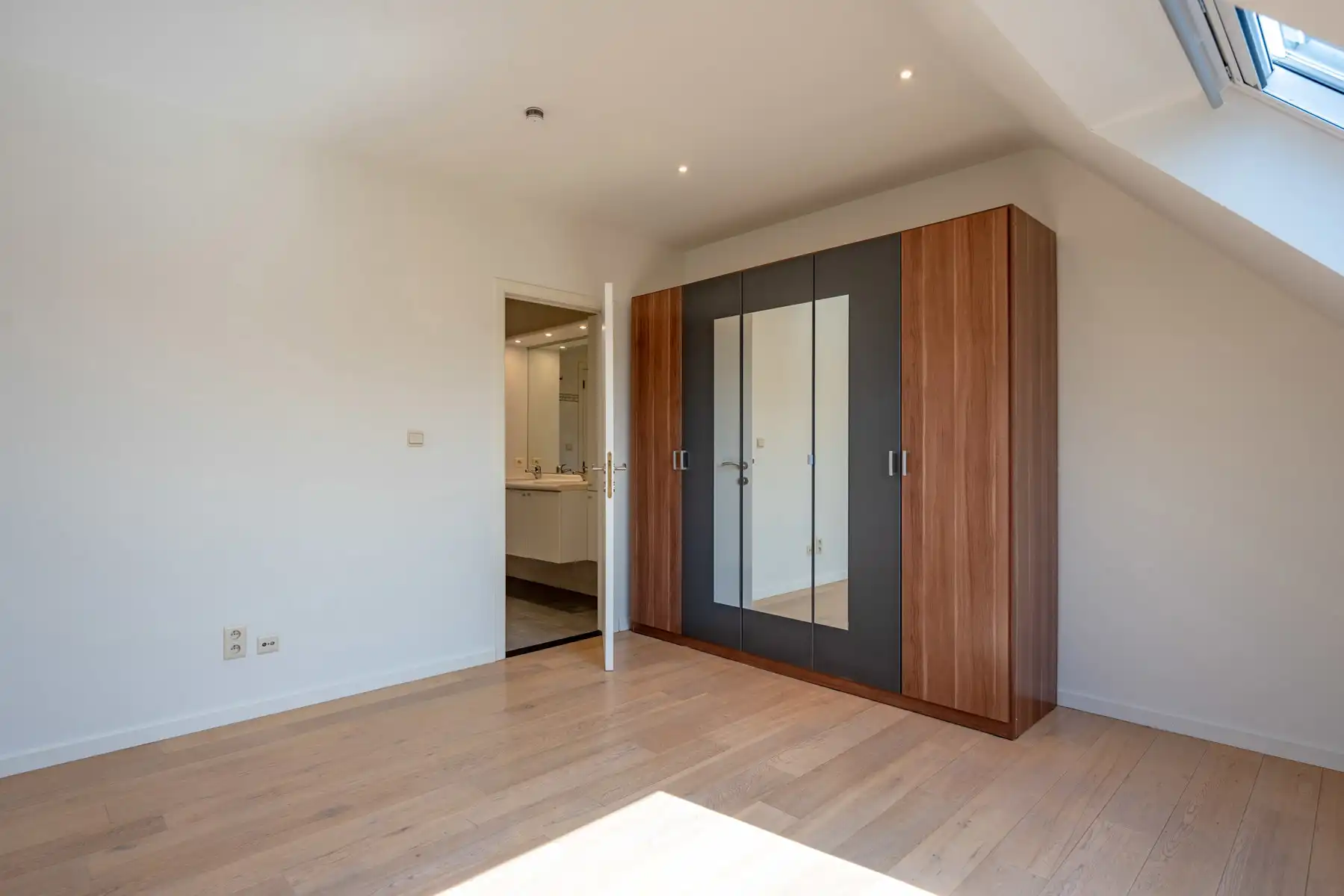 Instapklaar appartement, groot terras, staanplaats en lift! foto 9