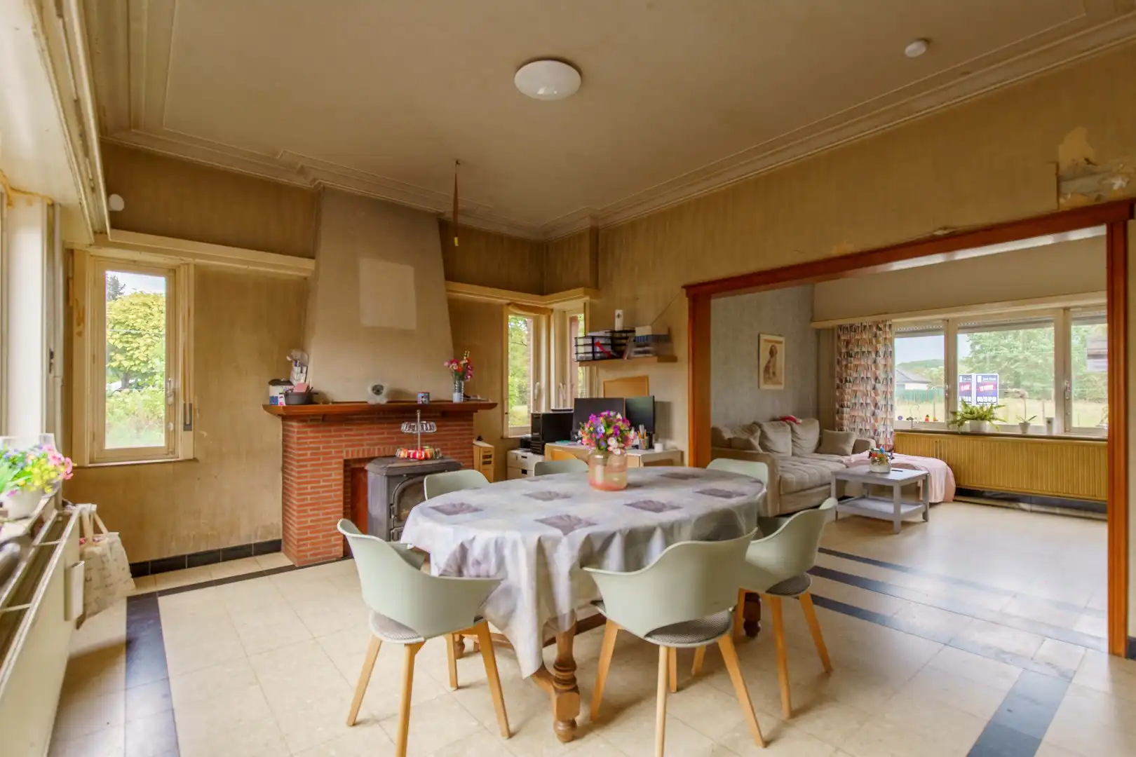Ruime woning met vier slaapkamers en grote tuin foto 6
