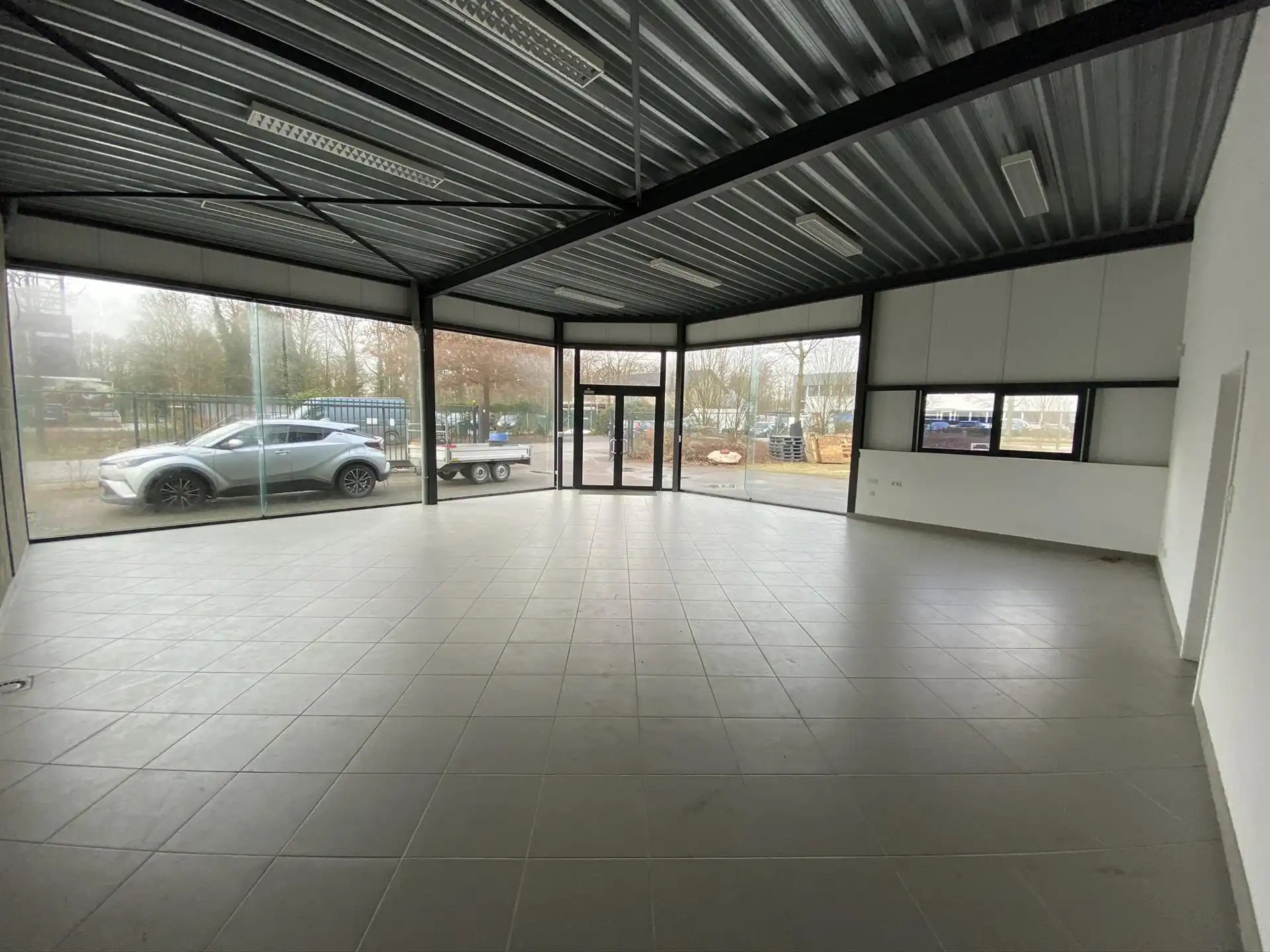 BEDRIJFSGEBOUW MET GROOT BUITENTERREIN IN GENK foto 14