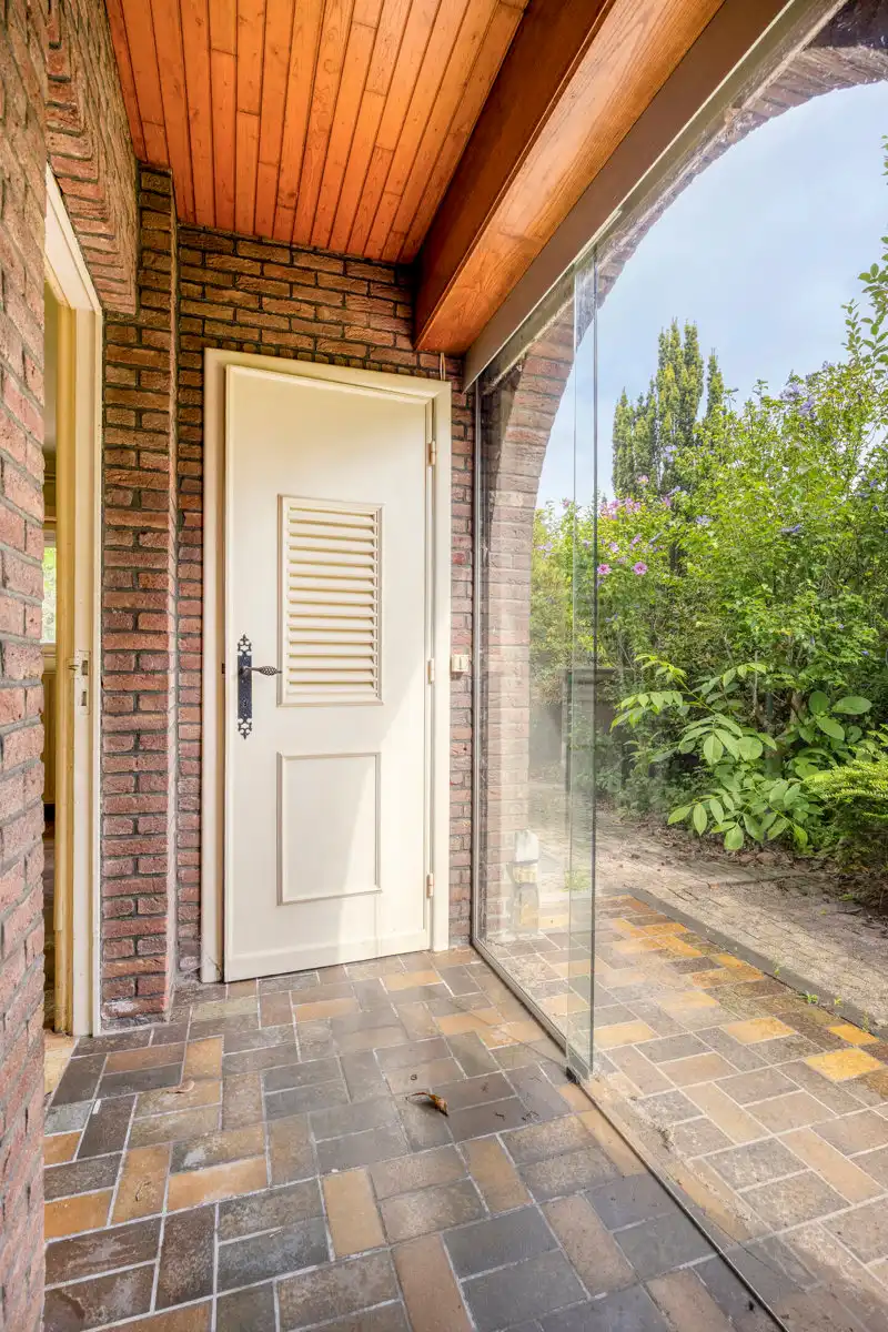 Open bebouwing met aangename tuin op strategische locatie foto 22