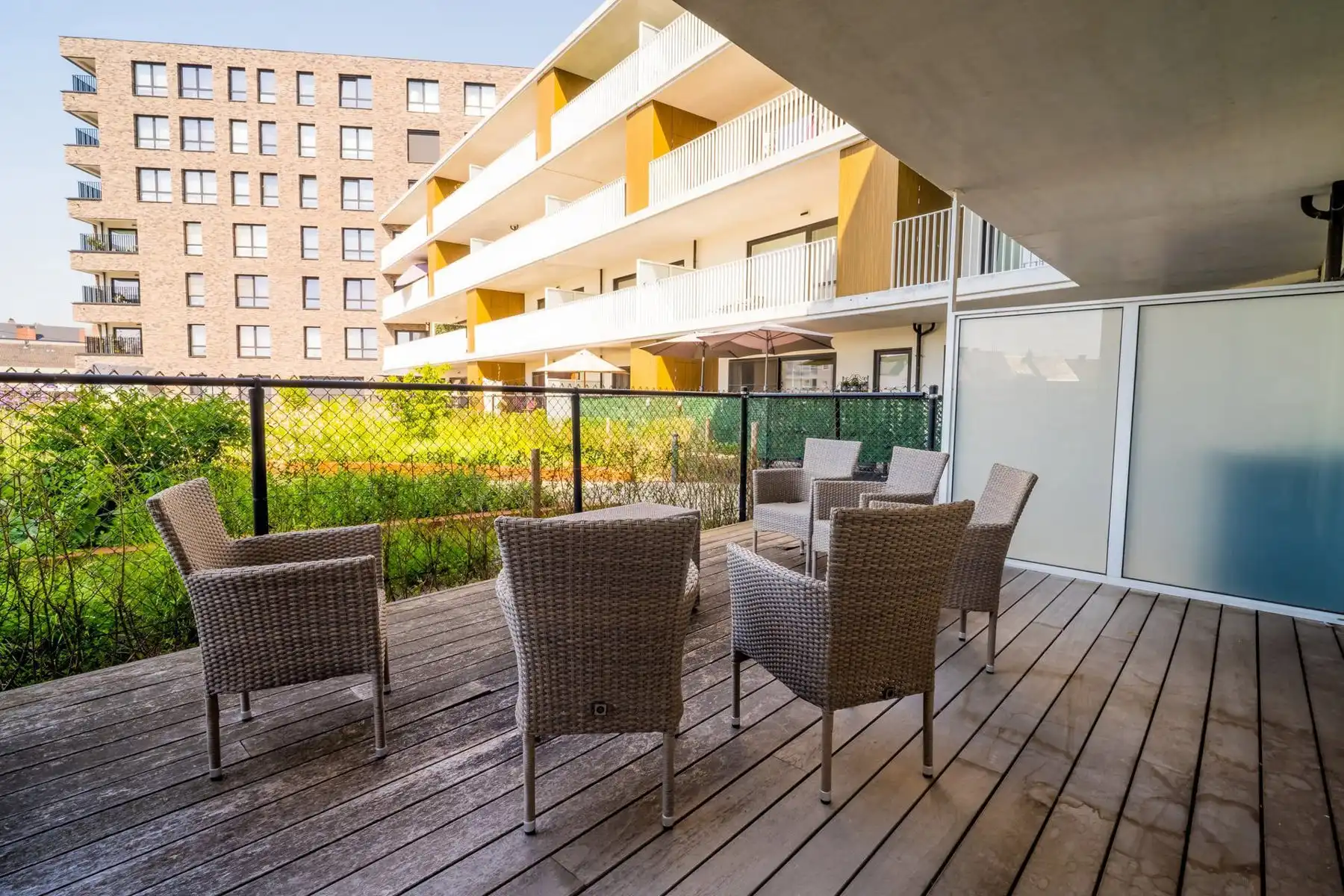 Instapklaar appartement met 2 slpks, terras en staanplaats foto 8