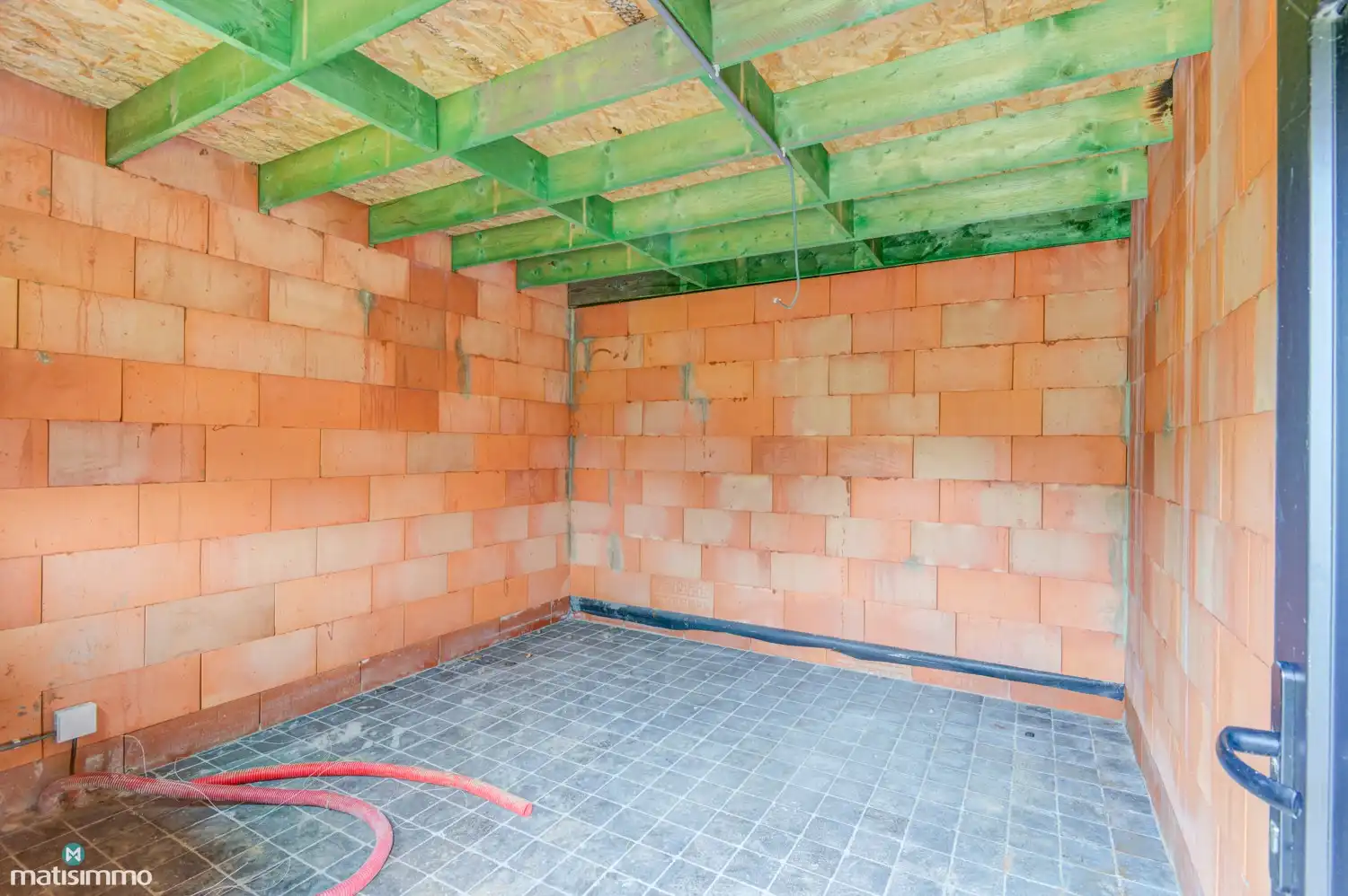 VOLLEDIG AFGEWERKTE EN GESCHILDERDE NIEUWBOUWWONING (EPB E10) MET 3 SLAAPKAMERS, 2 BADKAMERS, 2 GARAGES, KELDER EN AANGELEGDE TUIN IN WERM foto 37