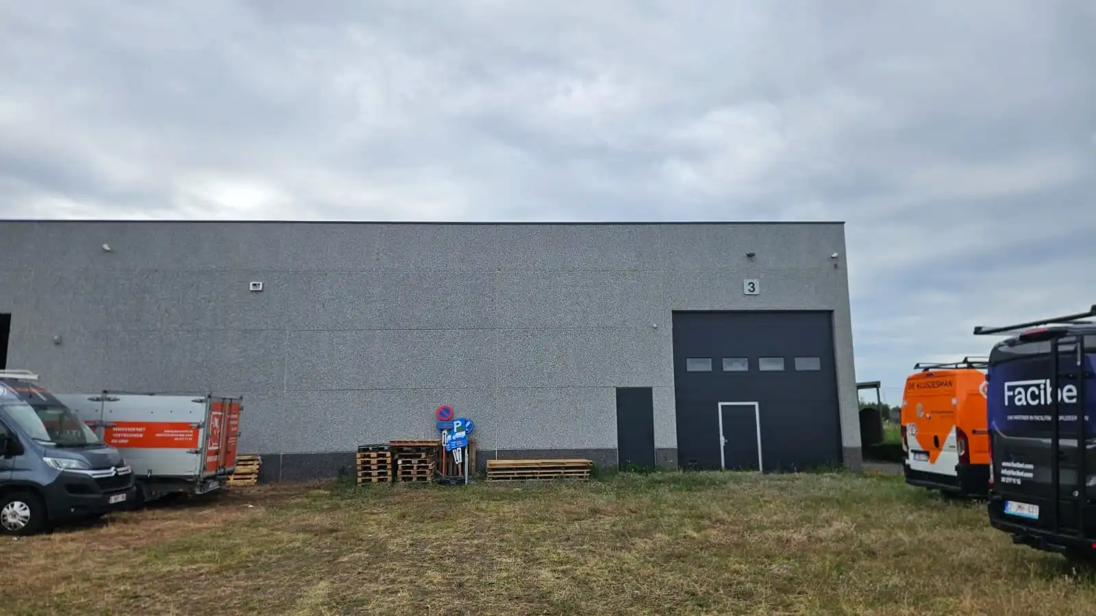 Magazijn op zichtlocatie langs E17 foto {{pictureIndex}}