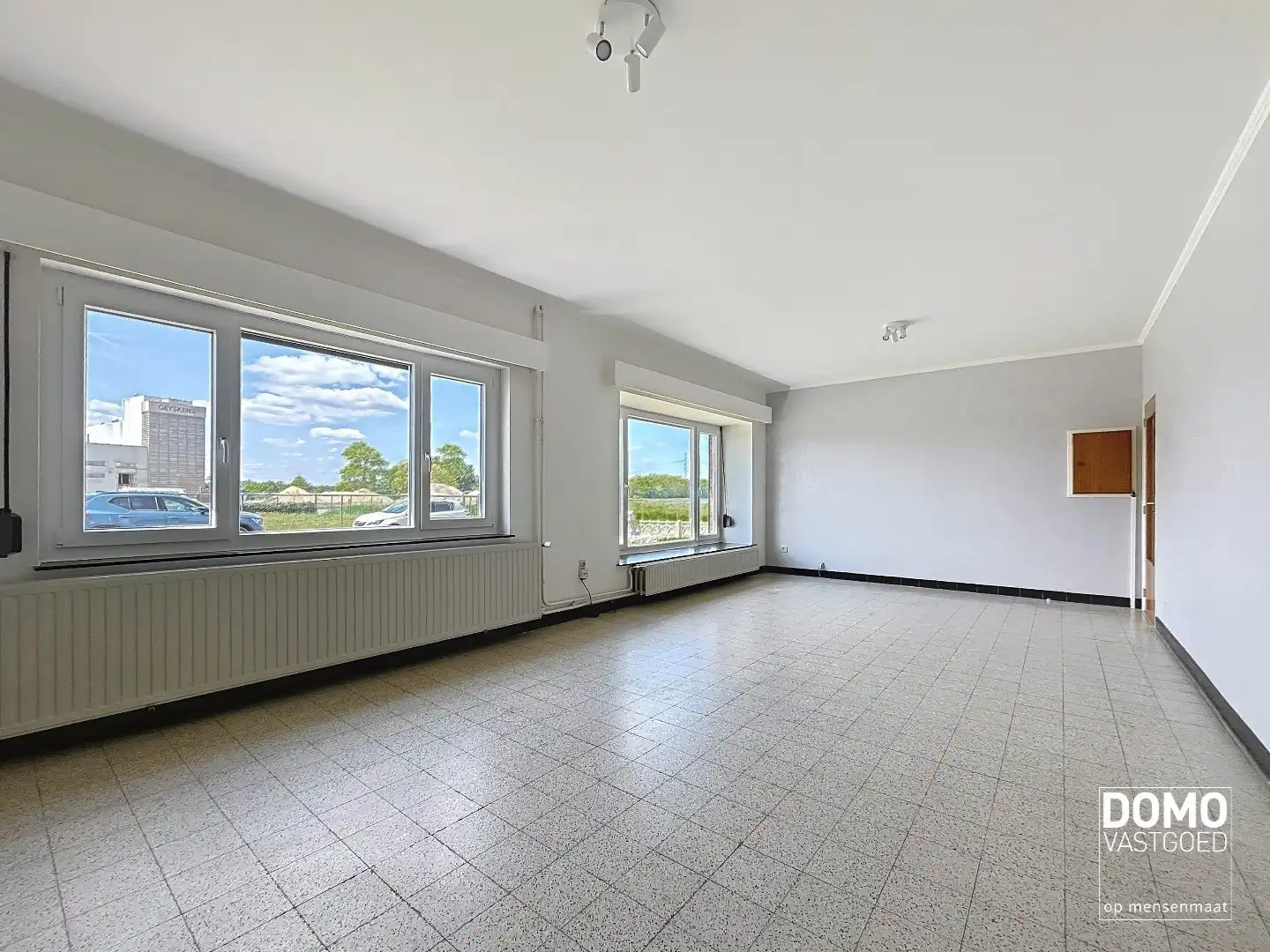 RUIME WONING MET TUIN, GARAGE & 3 SLAAPKAMERS RUSTIG GELEGEN LANGS HET KANAAL MET EPC C TE BERINGEN foto 2
