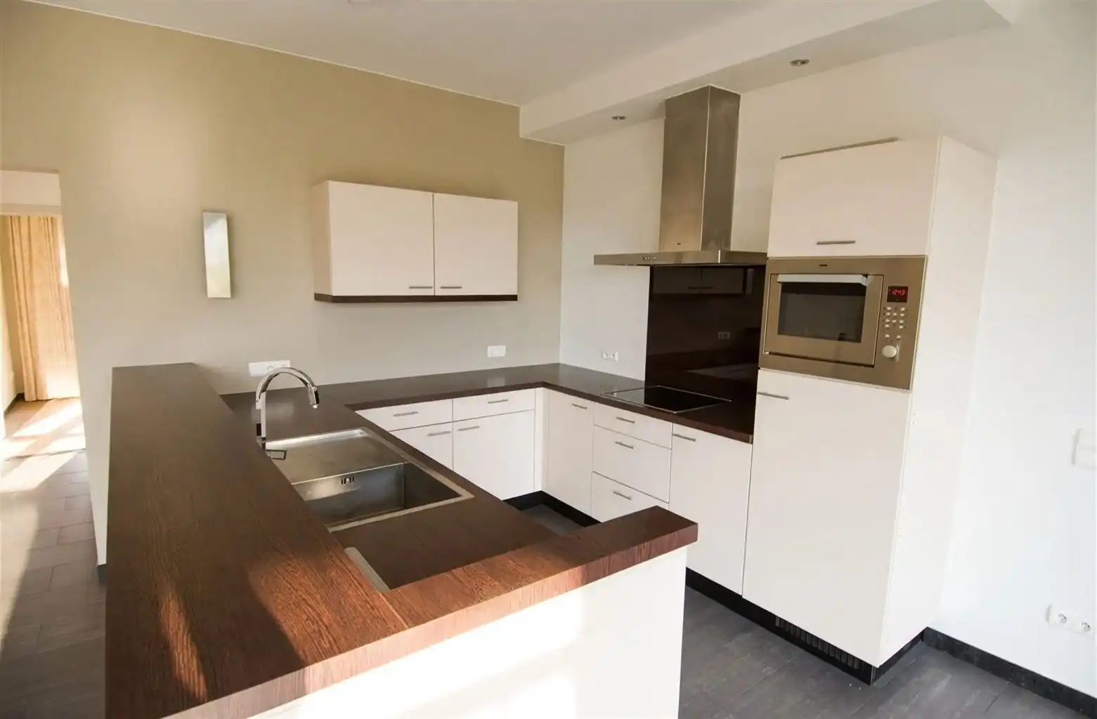 Prachtig appartement met 2 slaapkamers, terras en garagebox gelegen in Residentie Kloosterbempden, midden in het centrum van Maaseik. foto 2