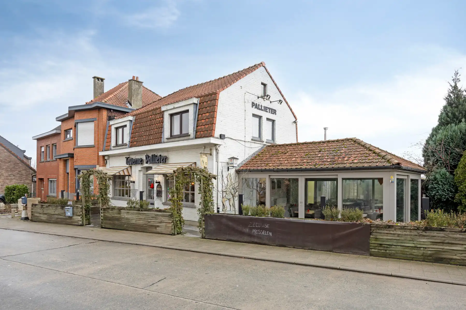 veelzijdig handelshuis met woonst en appartement foto 25
