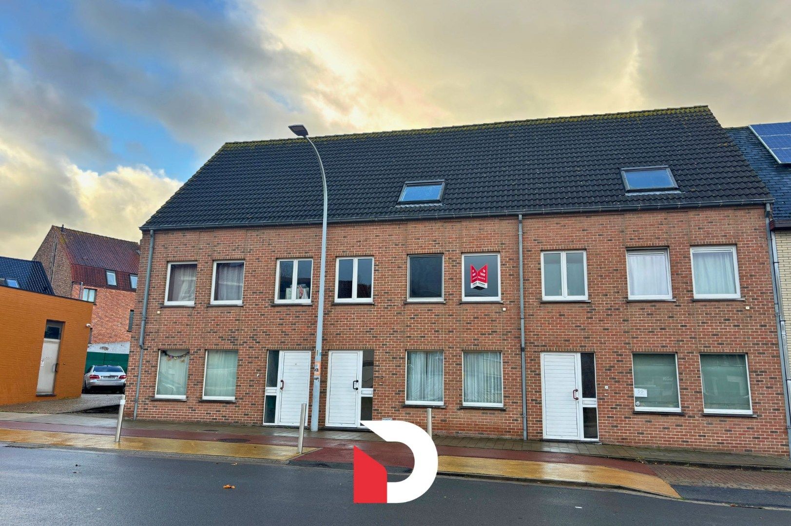 Rijwoning met 3 kamers en garage te Sint-Andries foto {{pictureIndex}}