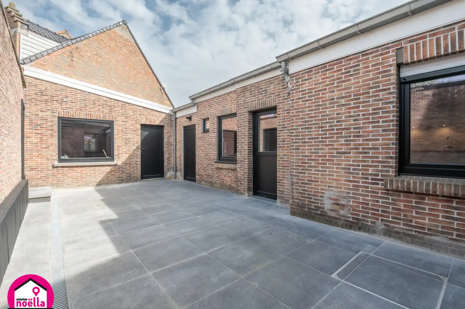 Half open bebouwing met garage en berging foto 4