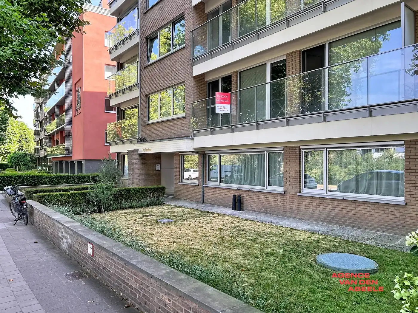 Uitzonderlijk breed appartement met 2 slaapkamers en terras foto 11