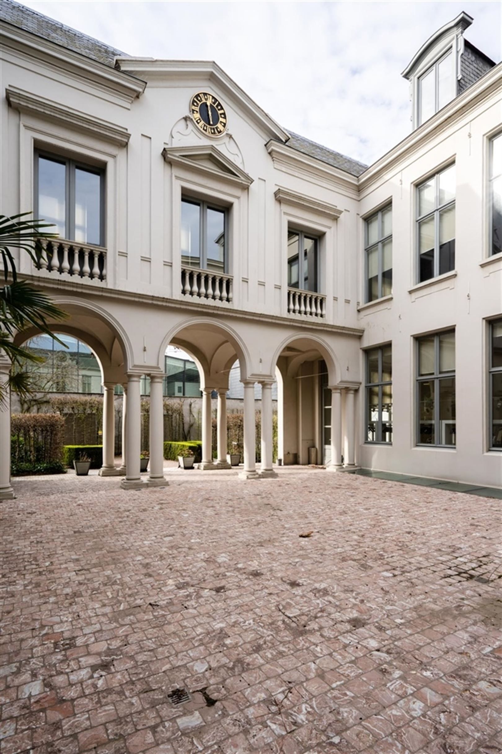 Karaktervolle kantoorruimte te huur in uniek Stadspaleis foto 5