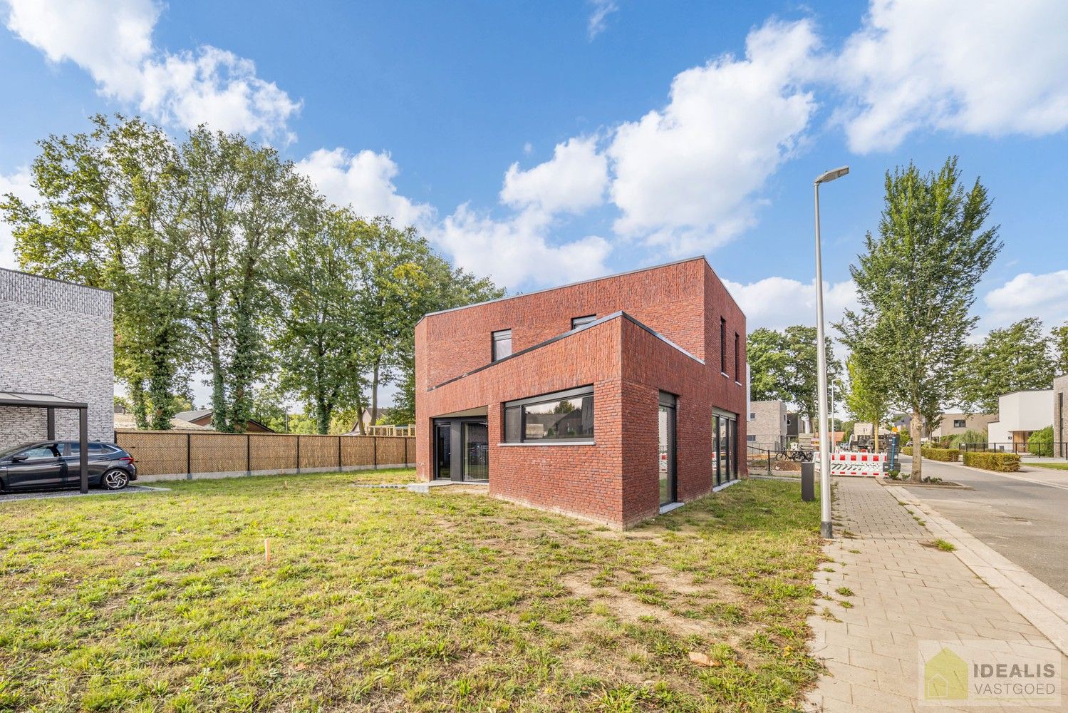PRACHTIGE NIEUWBOUWWONING MET EEN HEERLIJK LICHTRIJKE WOONKAMER MET OPEN KEUKEN, RUIME BERGING, BUREEL, 3 SLAAPKAMERS, RUIME DRESSING EN RUIME BADKAMER VOORZIEN VAN ALLE COMFORT! EEN HEERLIJK RUIM HUIS MET EEN NAAR WENS AAN TE LEGGEN TUIN, OP EEN GEGEERDE LOCATIE NABIJ HET CENTRUM VAN PEER! foto 3