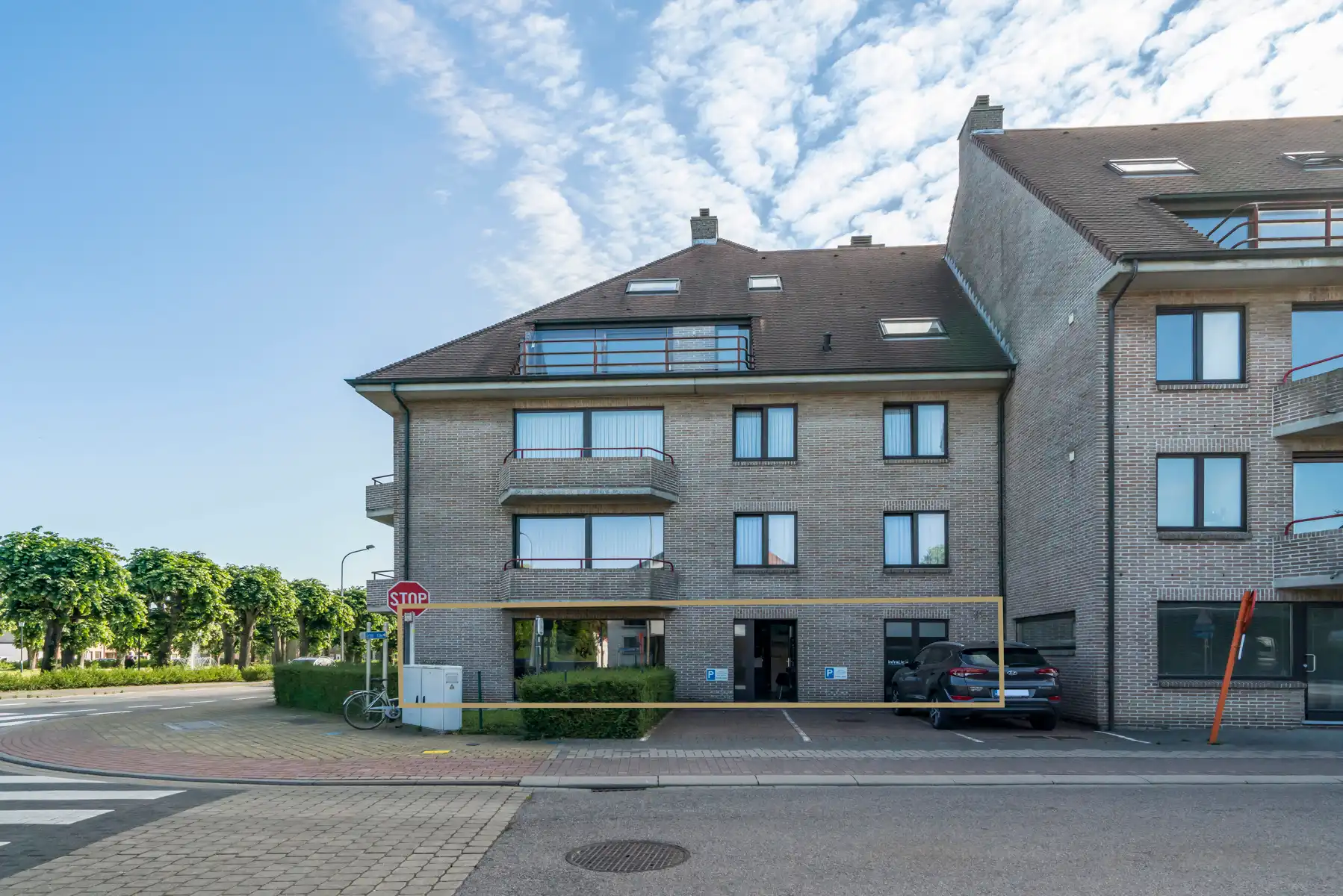 Uitstekend gelegen handelspand/hoekpand met mogelijkheid tot huren van een garage.   foto {{pictureIndex}}
