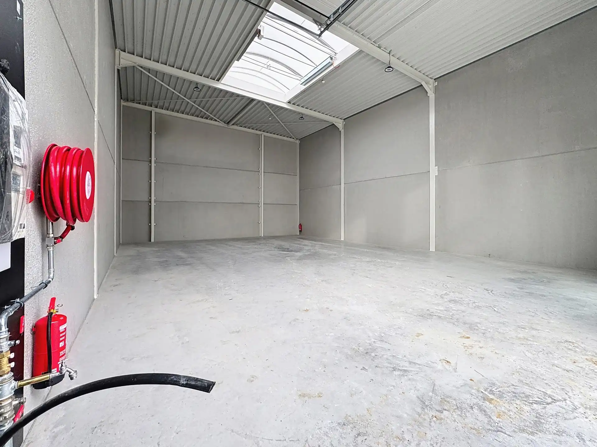 Nieuw magazijn van ±155 m² te huur – Strategische ligging foto 6