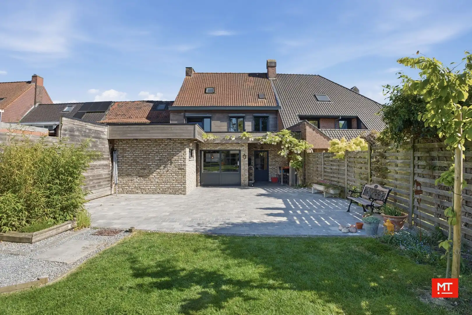 Verrassend ruime woning met prachtige tuin, vlakbij het centrum van Lauwe foto {{pictureIndex}}