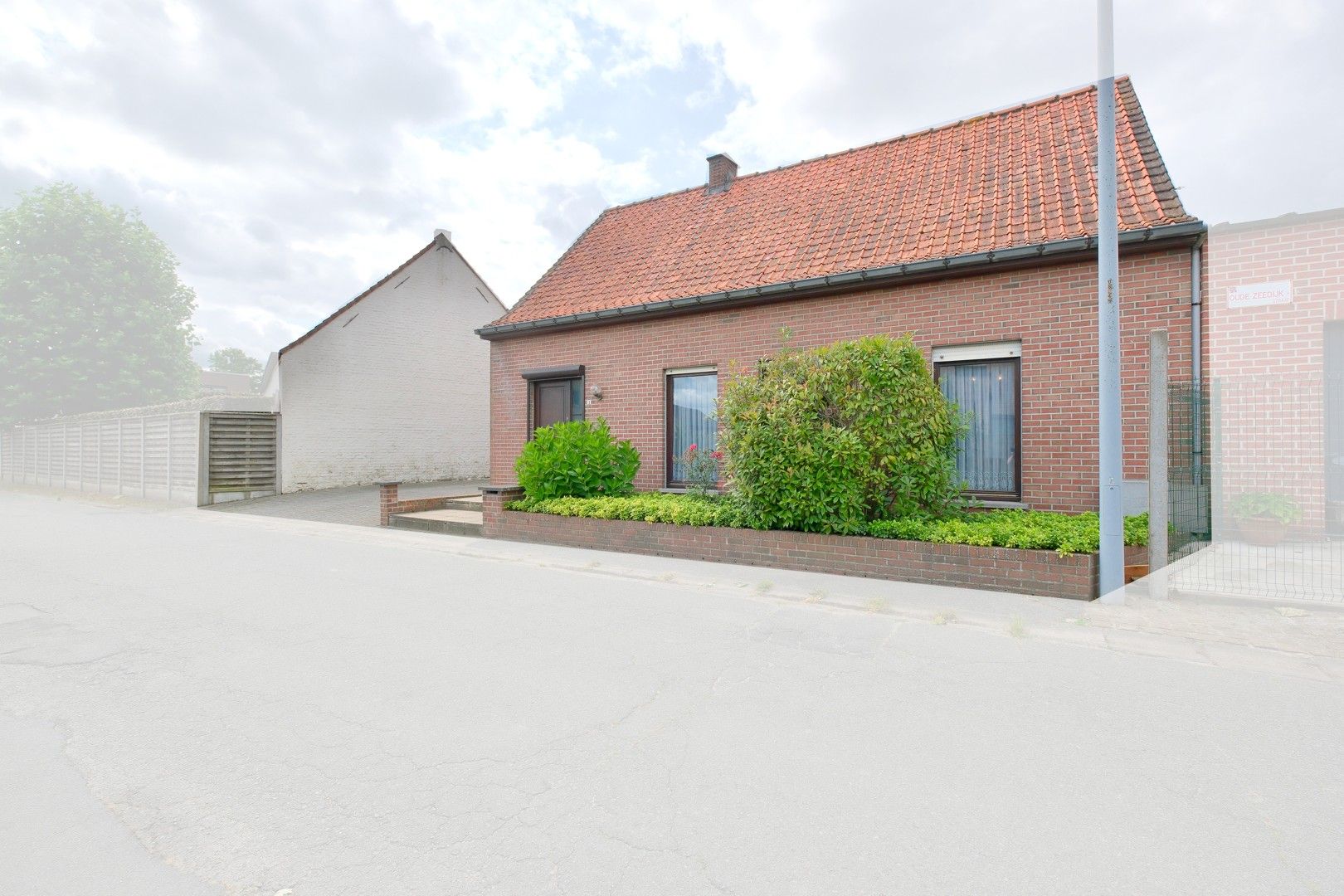 Hoofdfoto van de publicatie: Rustig gelegen woning met 3 SLPK's en garage op 769 m²!