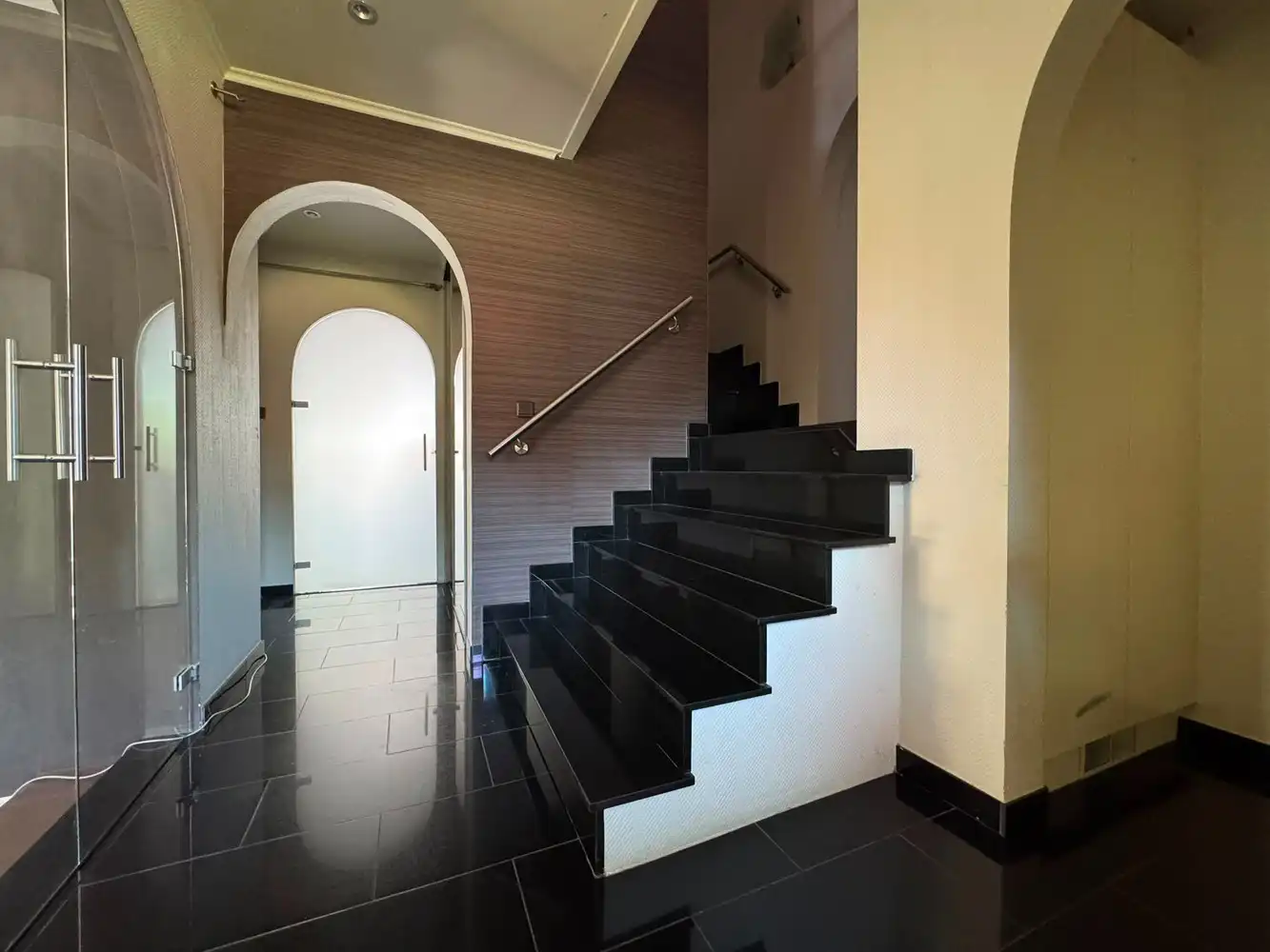 Villa met zwembad en bijgebouw foto 11