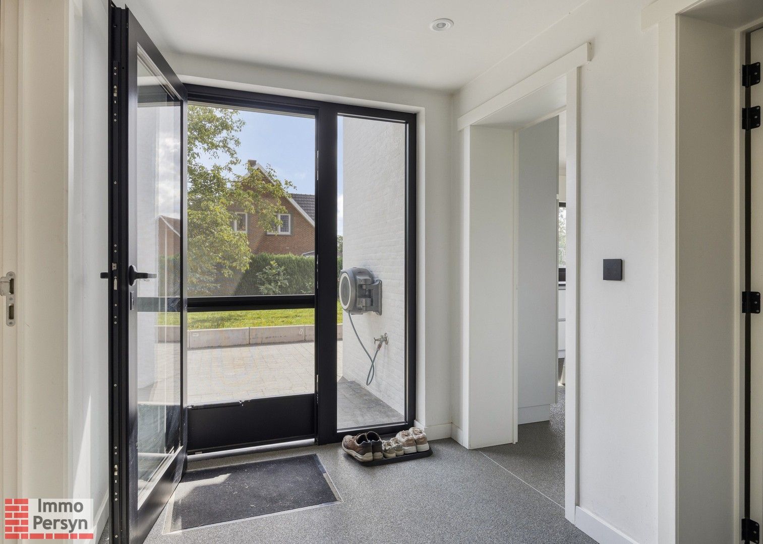 Instapklare en volledig gerenoveerde woning met 3 slpk en garage foto 12