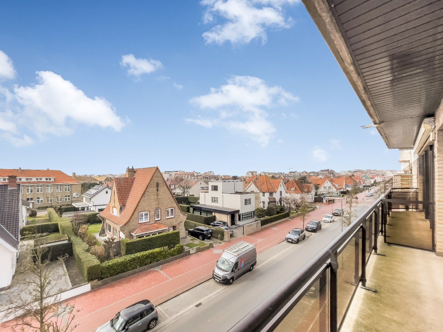 Zuid-west gericht twee slaapkamerappartment met open zicht en tandemgaragebox in de Koningslaan. foto {{pictureIndex}}