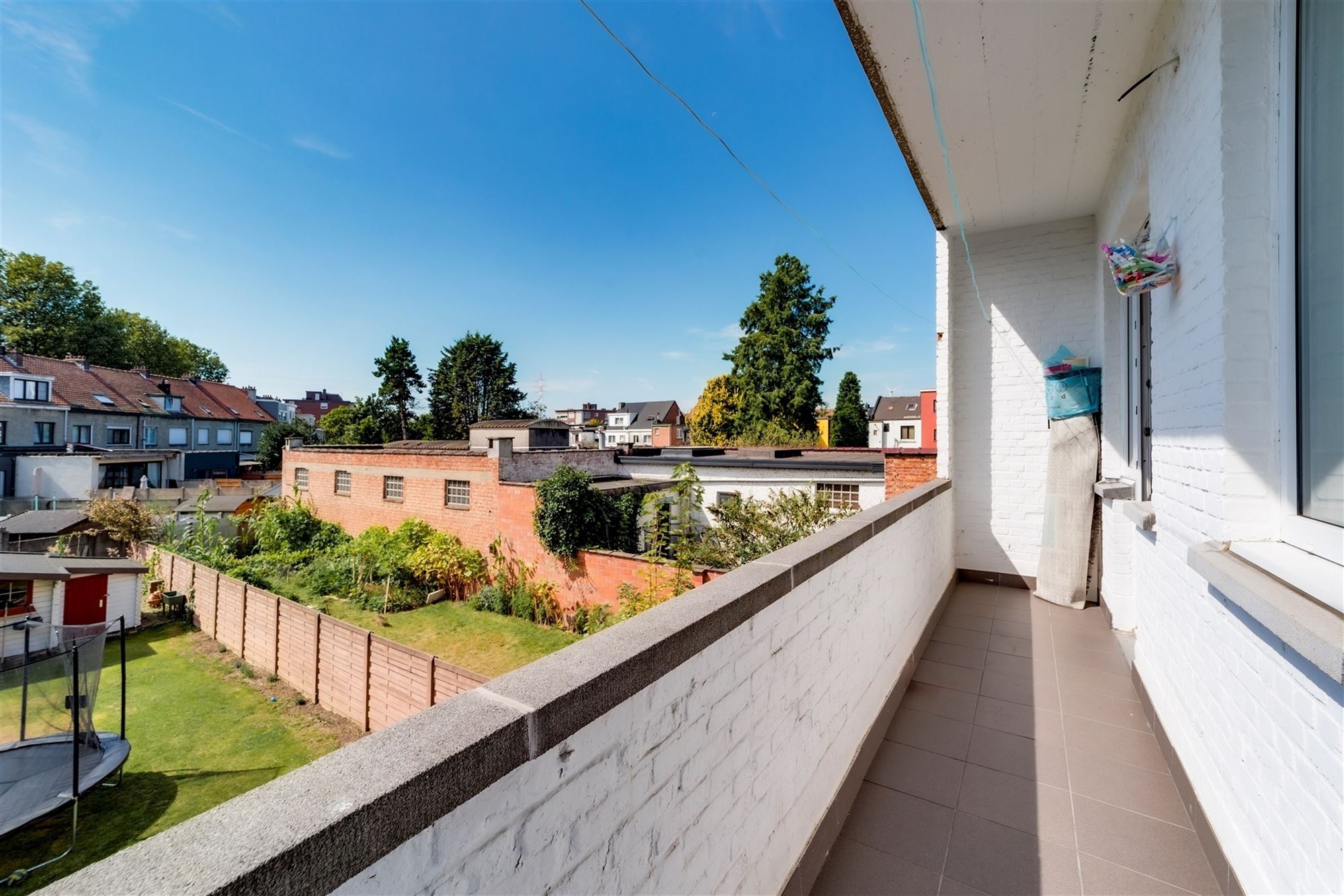 Gerenoveerd 2 slaapkamer appartement met terrasje te Merksem foto 4