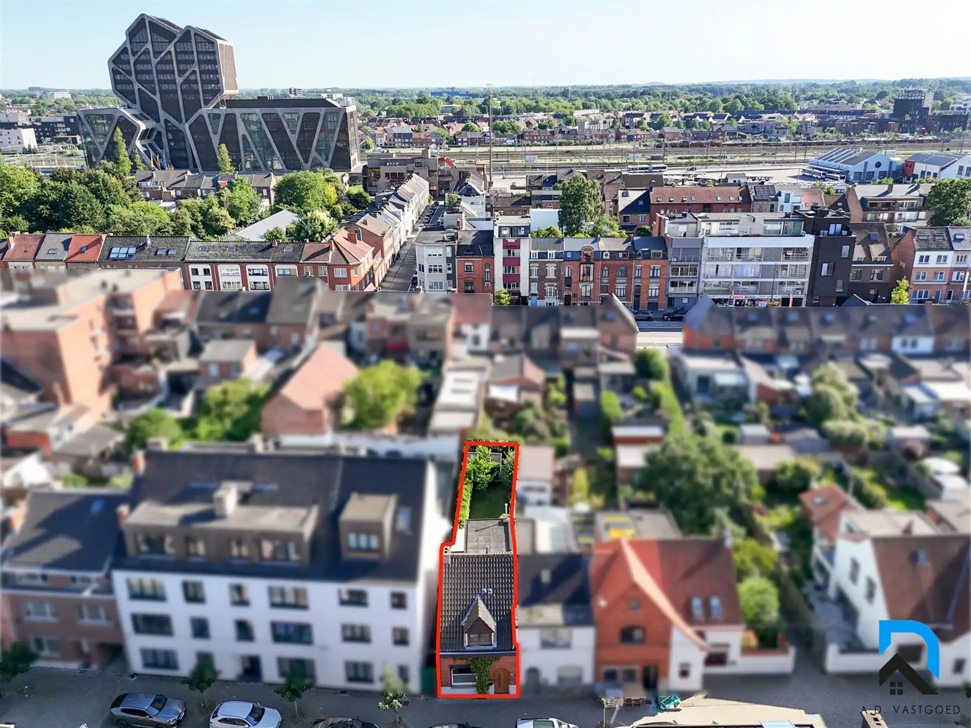 Gerenoveerde woning met tuin op toplocatie in Hasselt foto {{pictureIndex}}