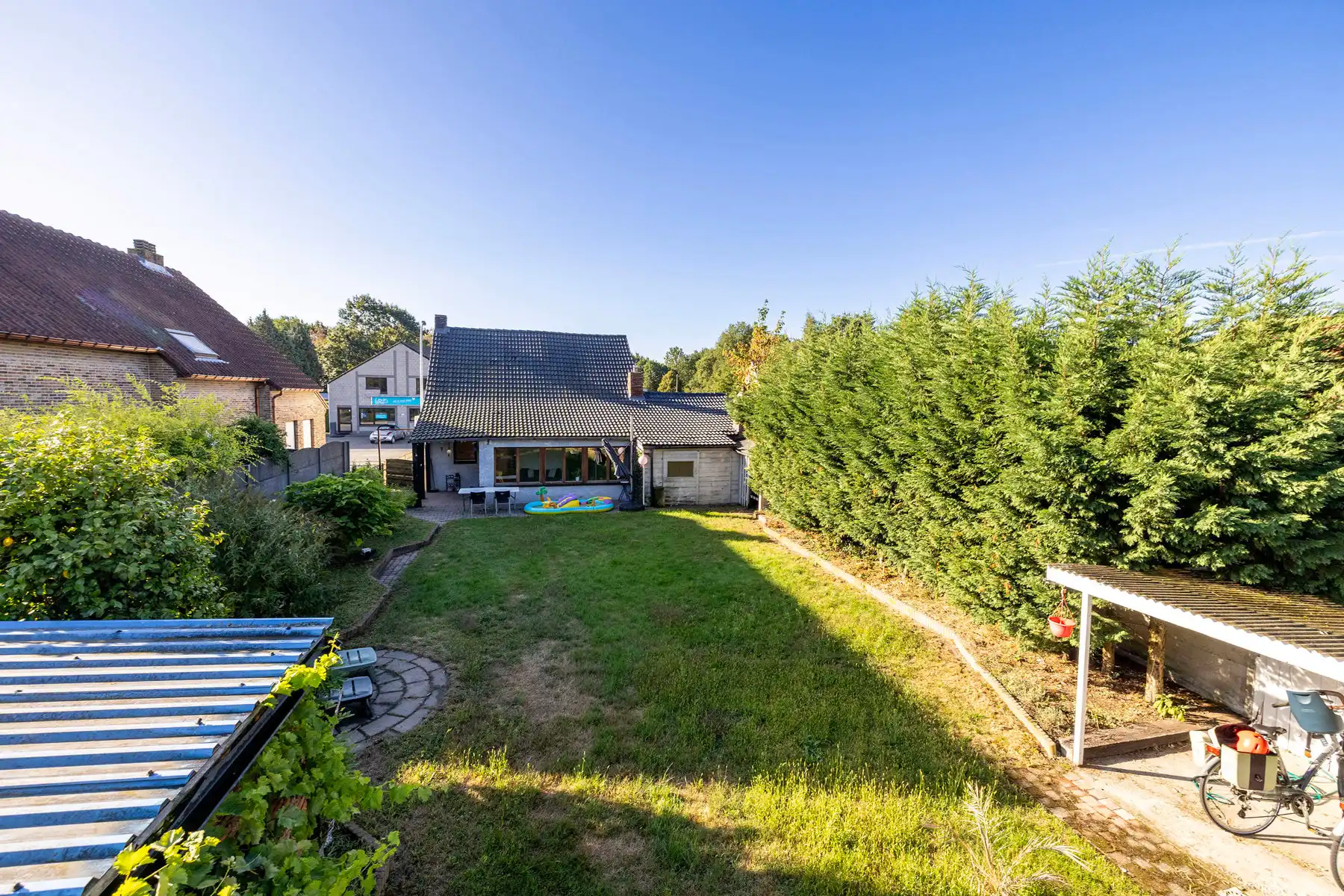 Gezinswoning  voorzien van zonnepanelen op ca. 873 m² grond.  foto 3