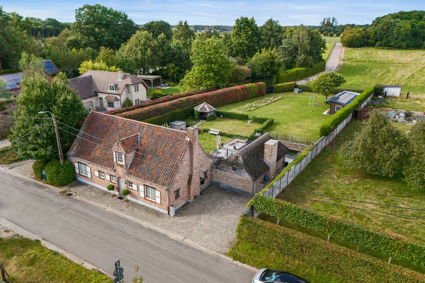 Prachtige woning met paardenstal in bossen van Waasmunster foto 2