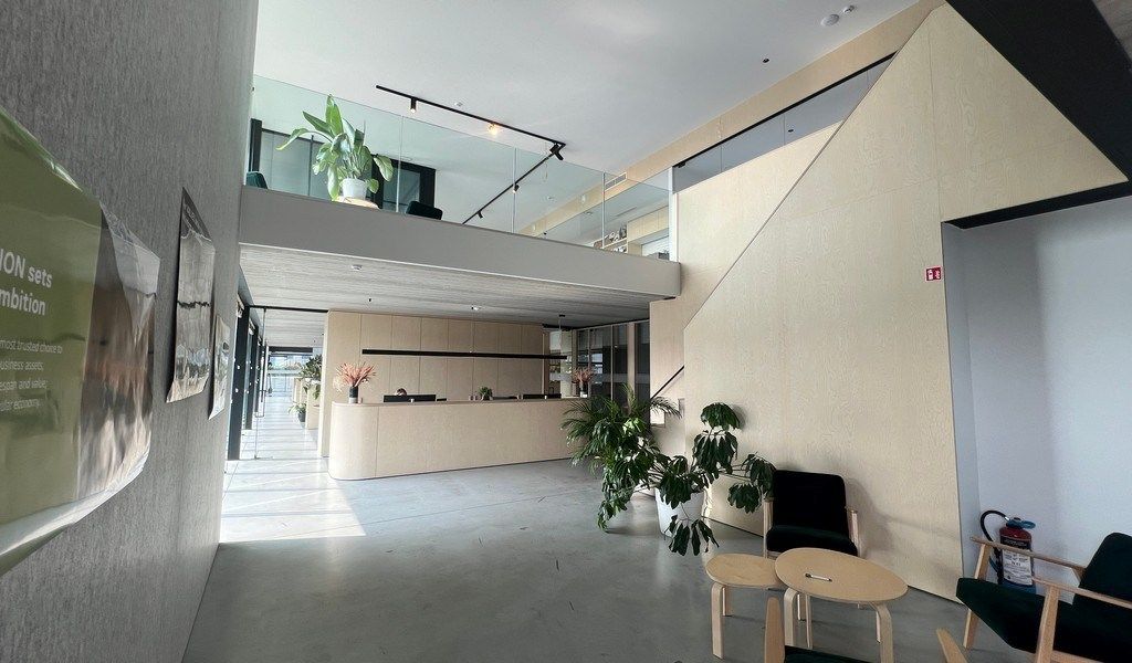 Recent bedrijfsgebouw met prachtige kantoren te huur in Lokeren foto 3