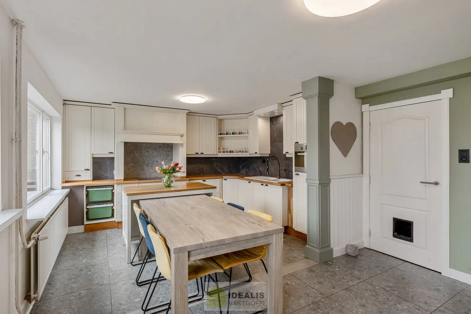 CHARMANTE EN GOED ONDERHOUDEN WONING MET 2 SLAAPKAMERS, 2 BADKAMERS, KNAP UITGERUSTE KEUKEN EN LICHTRIJKE WOONKAMER OP EEN HEERLIJK PERCEEL MET GROEN VERGEZICHT! foto 14