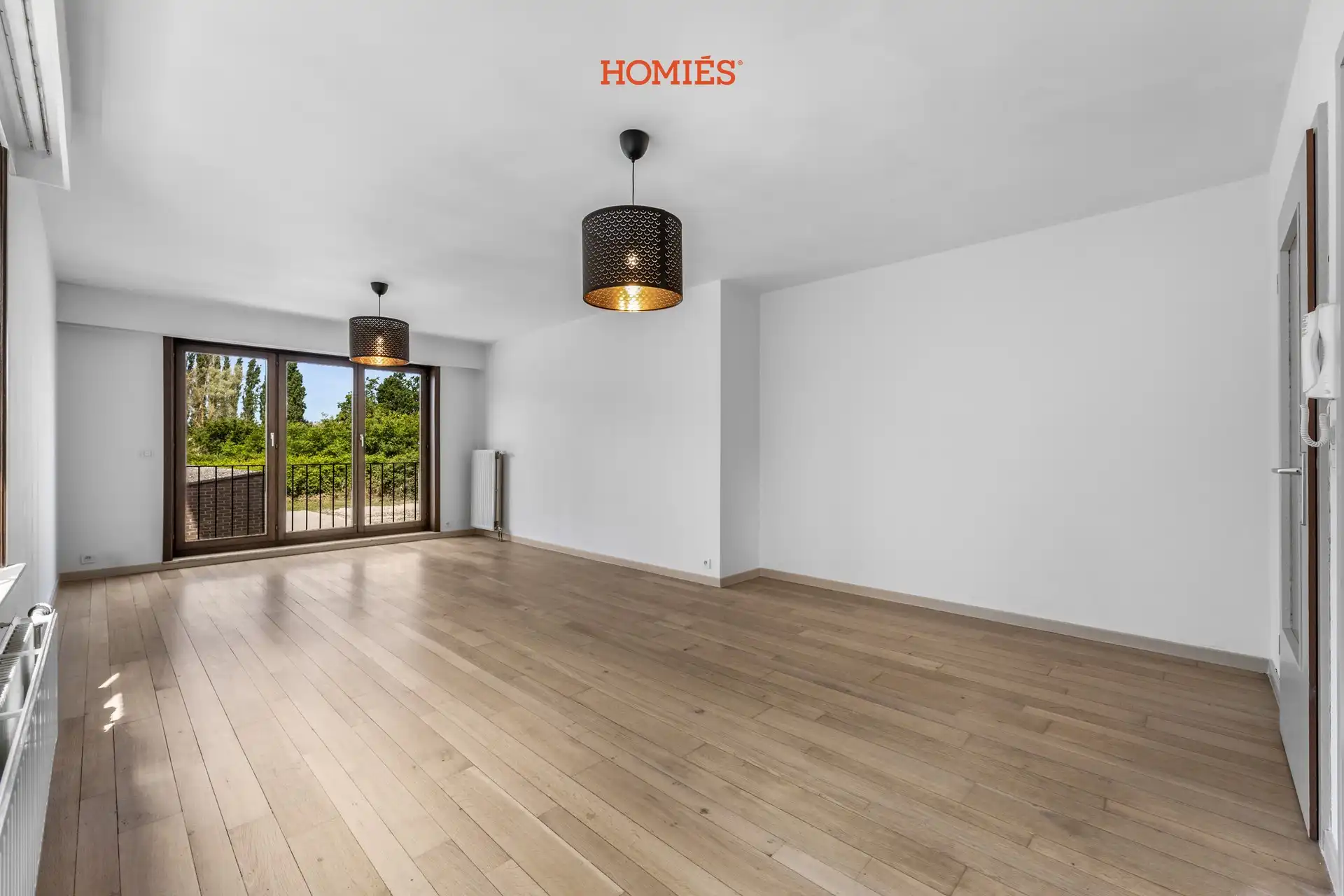 Instapklaar en vernieuwd 2-slaapkamerappartement met garage foto 4