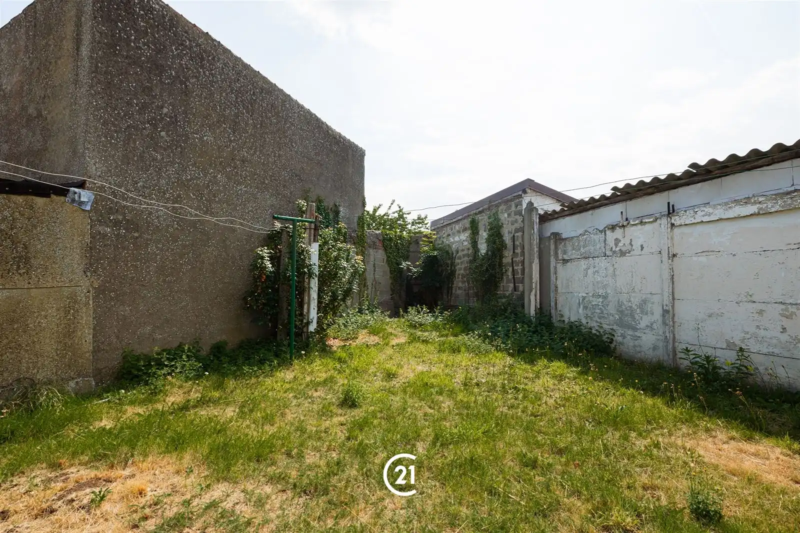  Halfopen woning met garage, tuin en veel potentieel! foto 6