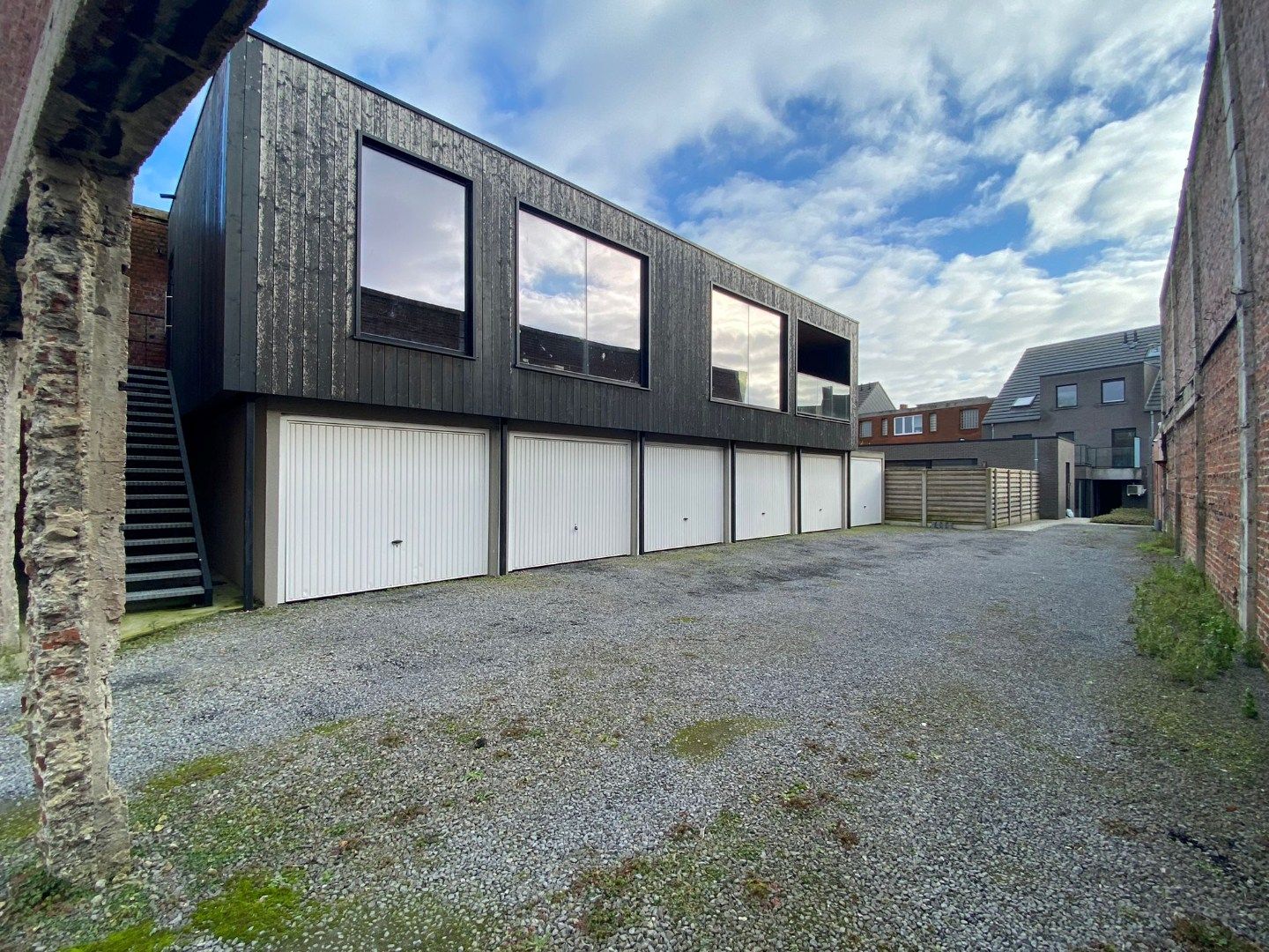 GARAGEBOX GELEGEN IN DORPSKERN VAN PITTEM!  foto {{pictureIndex}}