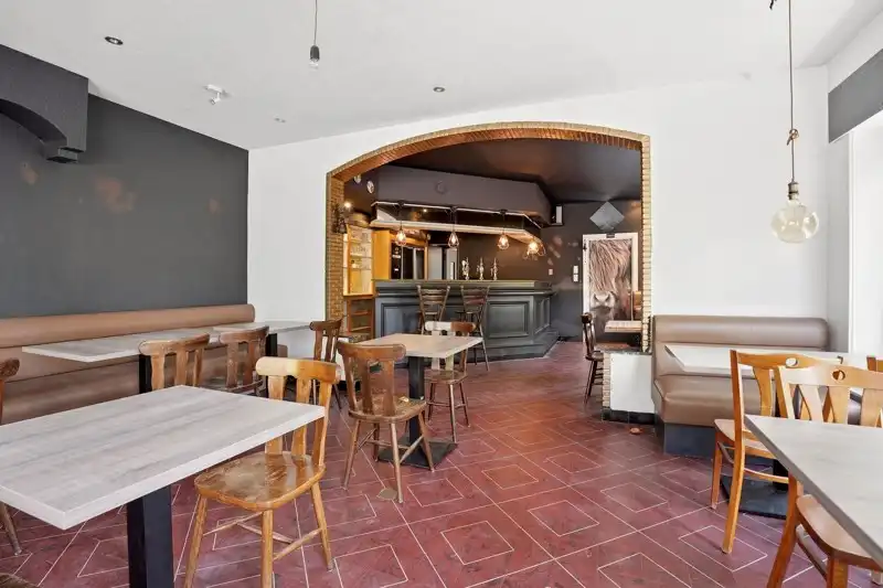 Commercieel pand met woonst en feestzaal op zichtbare locatie te Tielt 🏠 foto 3