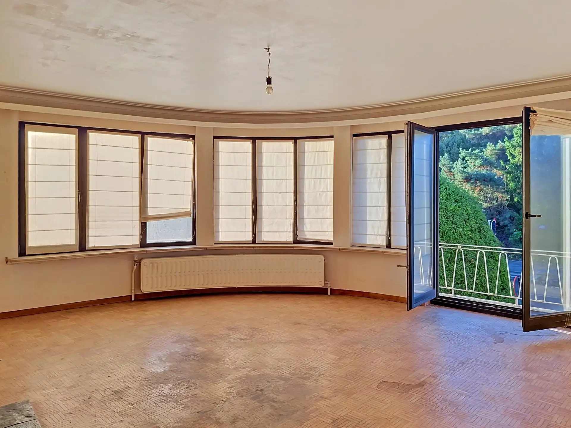 TE KOOP – 2 SLAAPKAMER APPARTEMENT MET GARAGE OP TOPLOCATIE foto 2