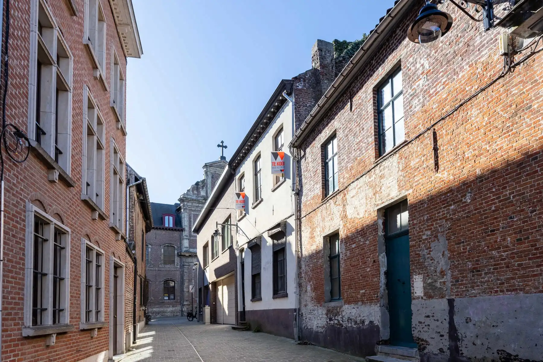 Hoofdfoto van de publicatie: Te renoveren herenwoning in hartje Aalst! 
